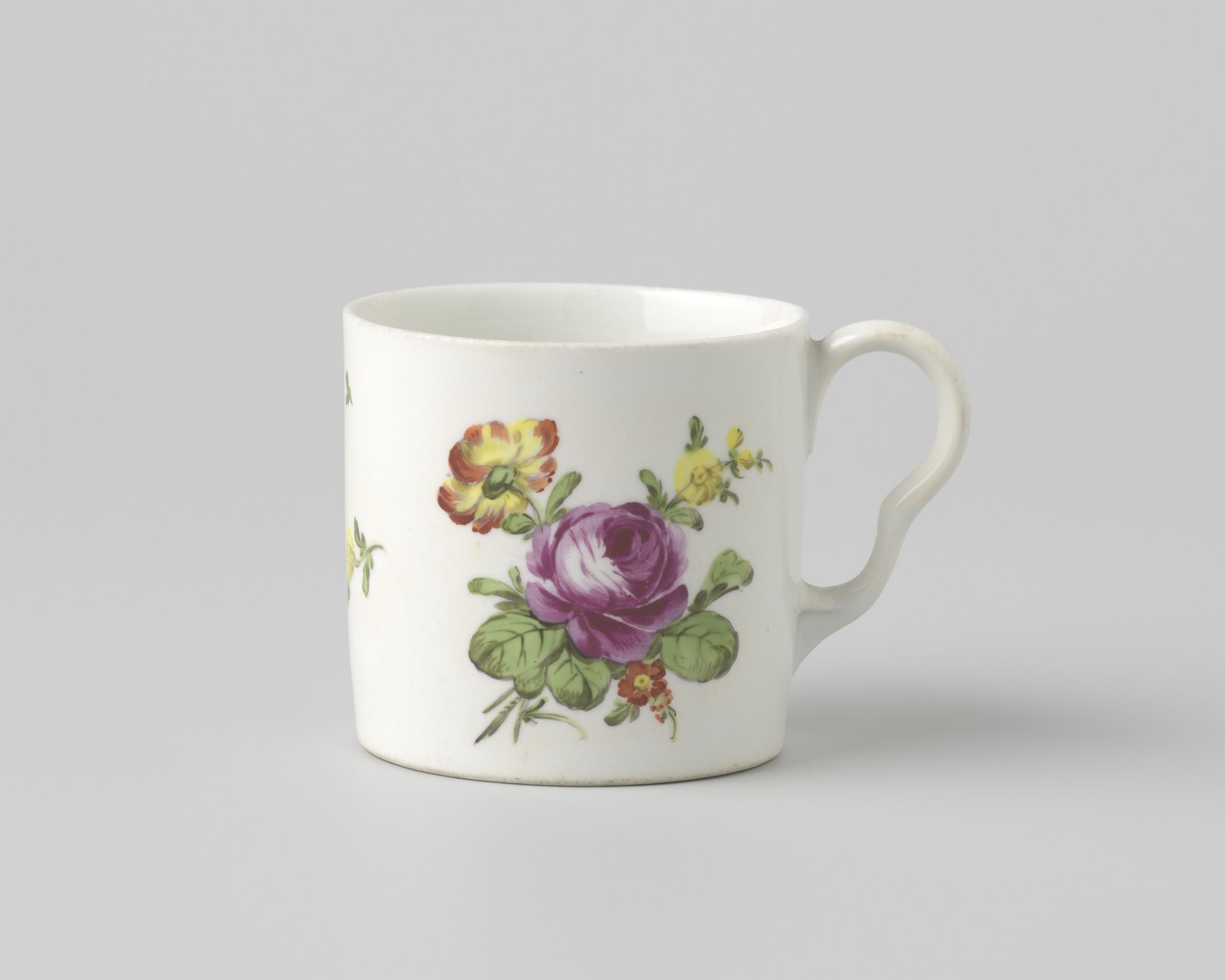 Cup with a bouquet and flower sprays by Kaiserliche Porzellanmanufaktur