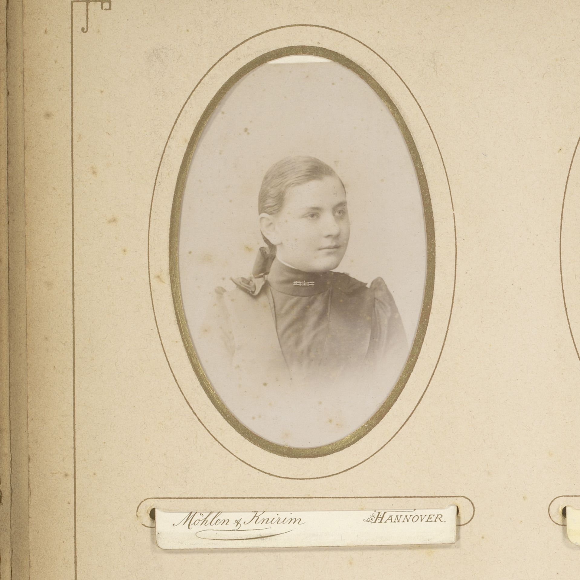 Portret van een meisje by Möhlen & Knirim