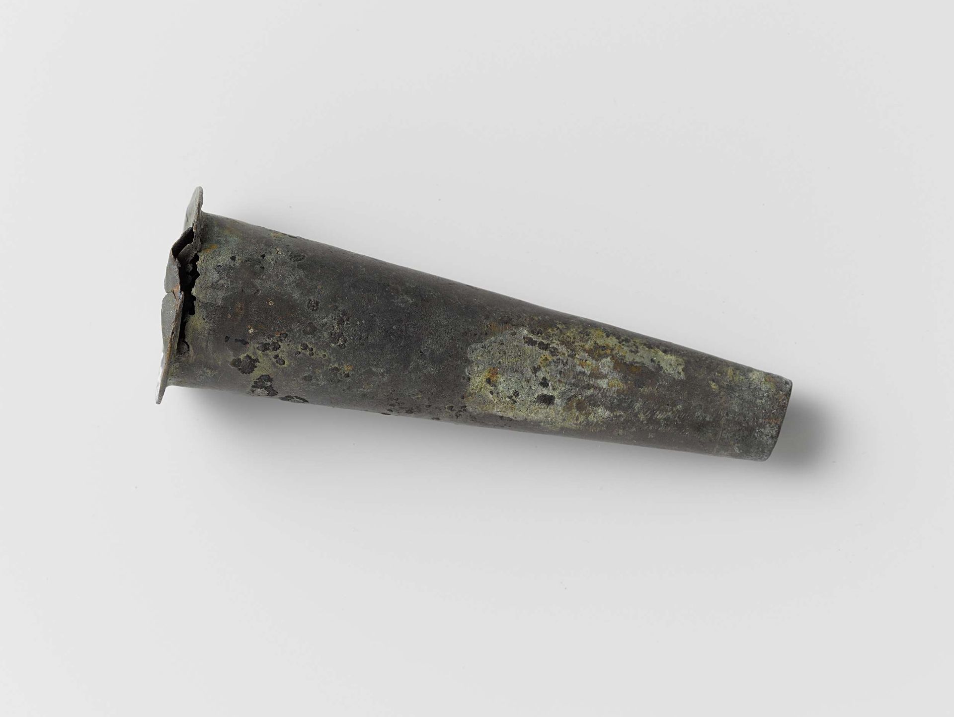Musketmaat, fragment bestaande uit messing huls met bodem by Anonymous