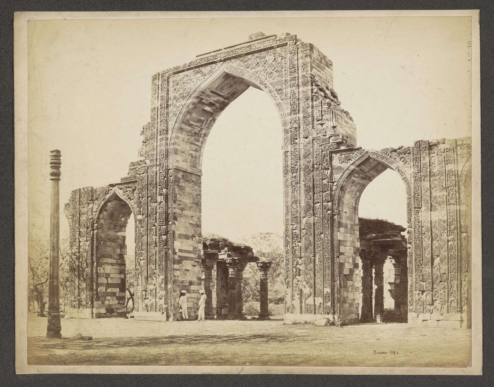 IJzeren Pilaar van Delhi en restanten van de Quwwat-ul-Islammoskee, Delhi by Samuel Bourne