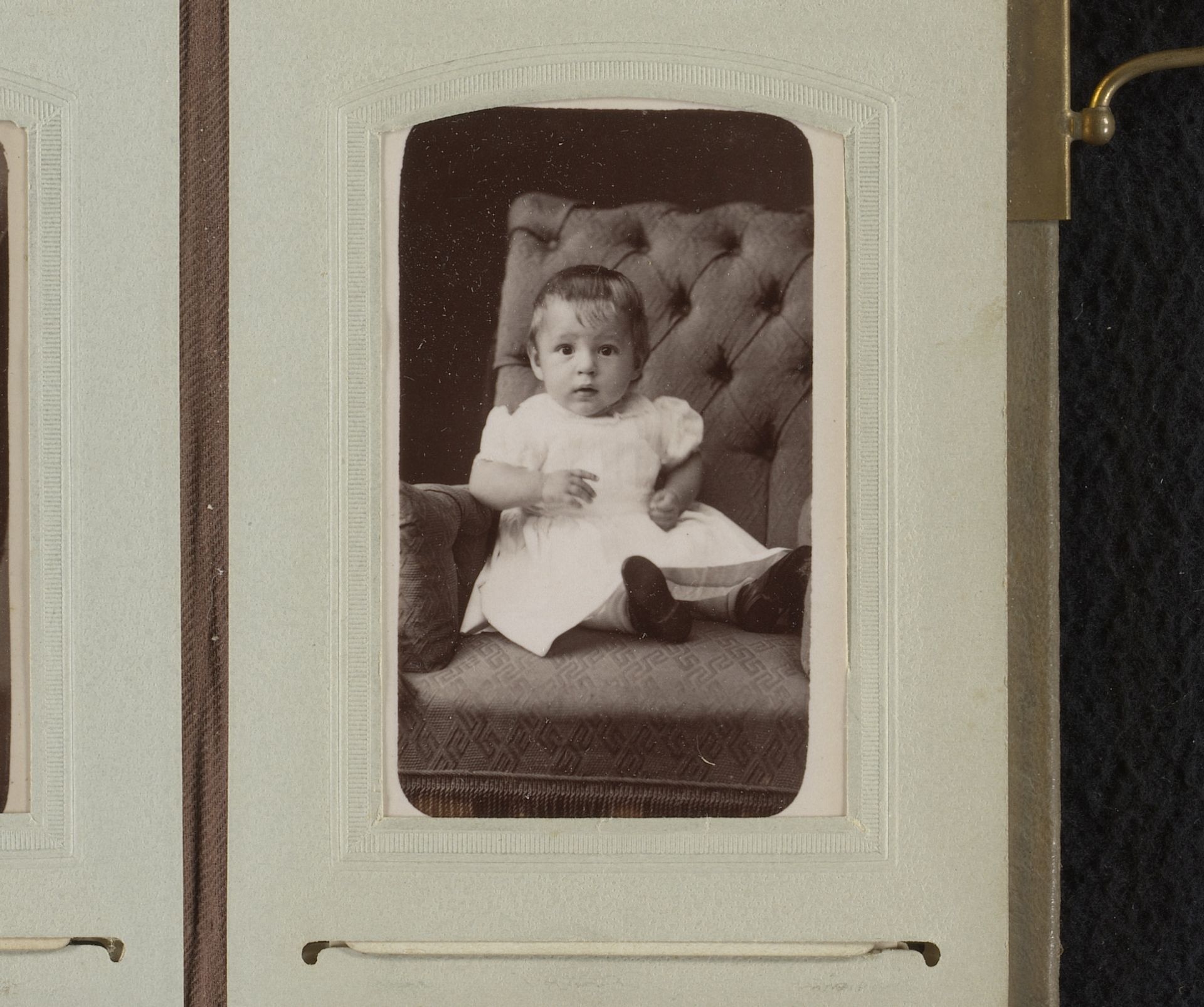 Portret van een baby op een stoel by Willem Gerhardus Kuijer