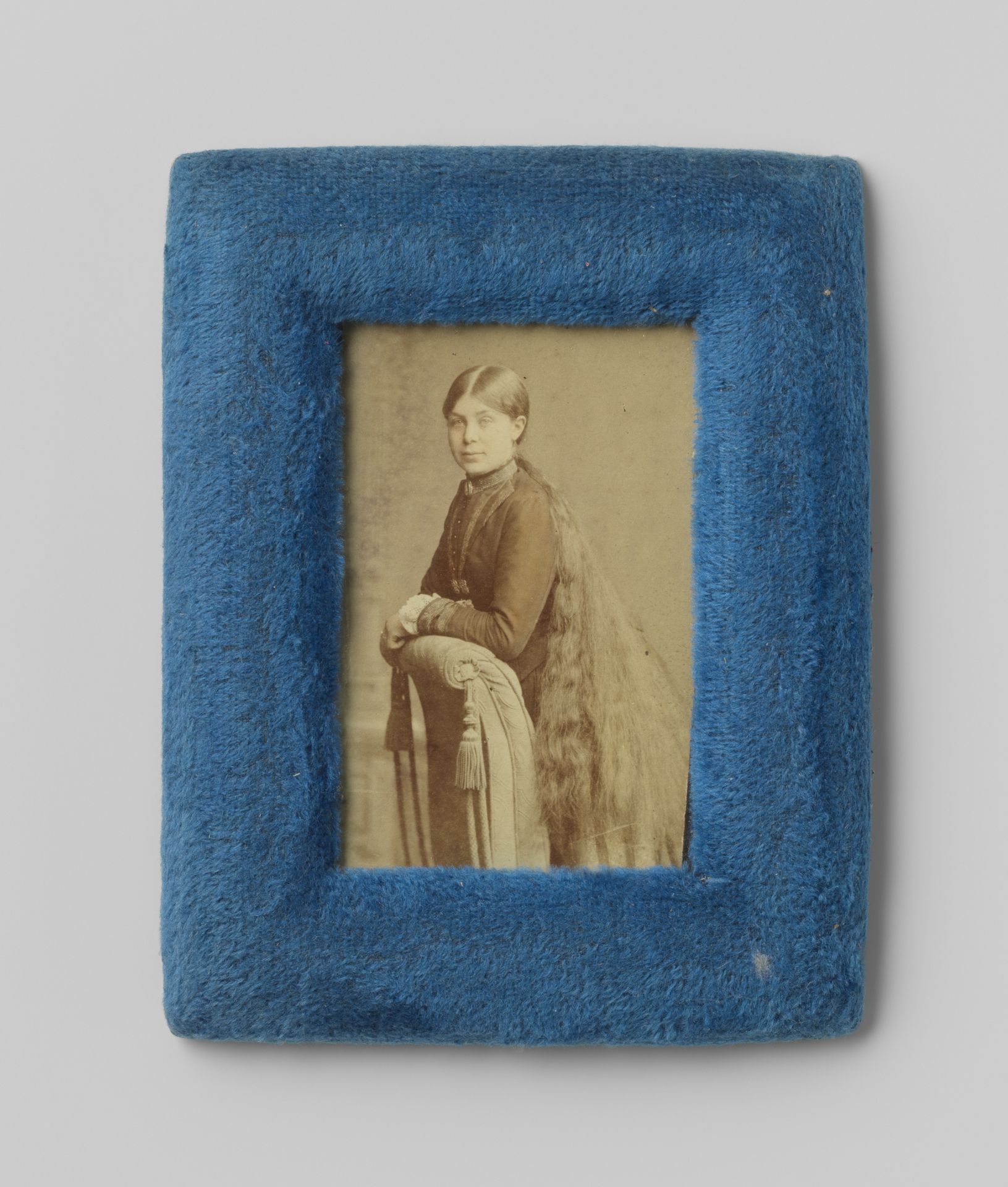 Portret van een onbekende jonge vrouw met lang haar by C. van der Aa & J. Chrispijn