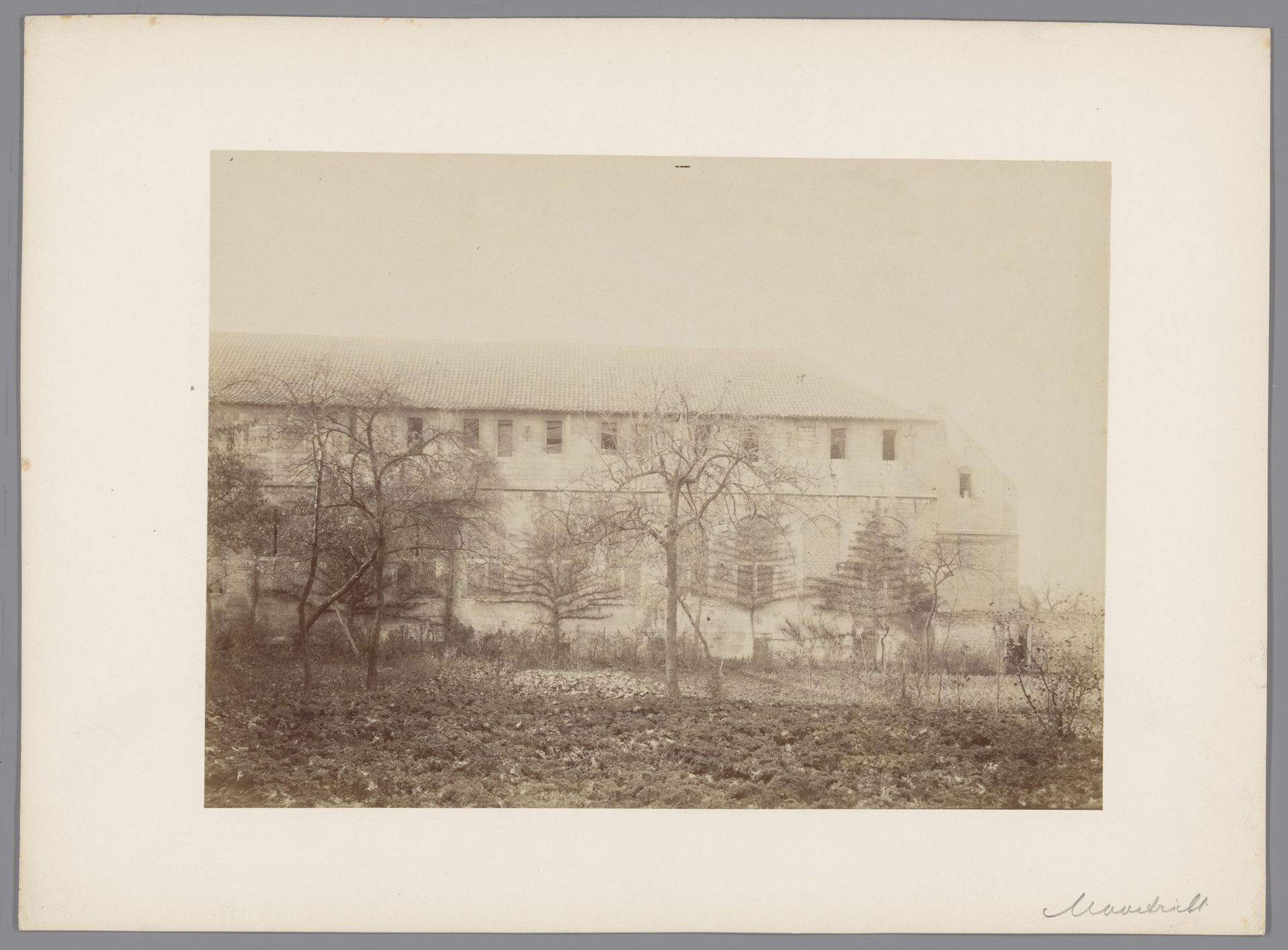 Gedeelte van het oude Beyart klooster te Maastricht by anoniem (Monumentenzorg)