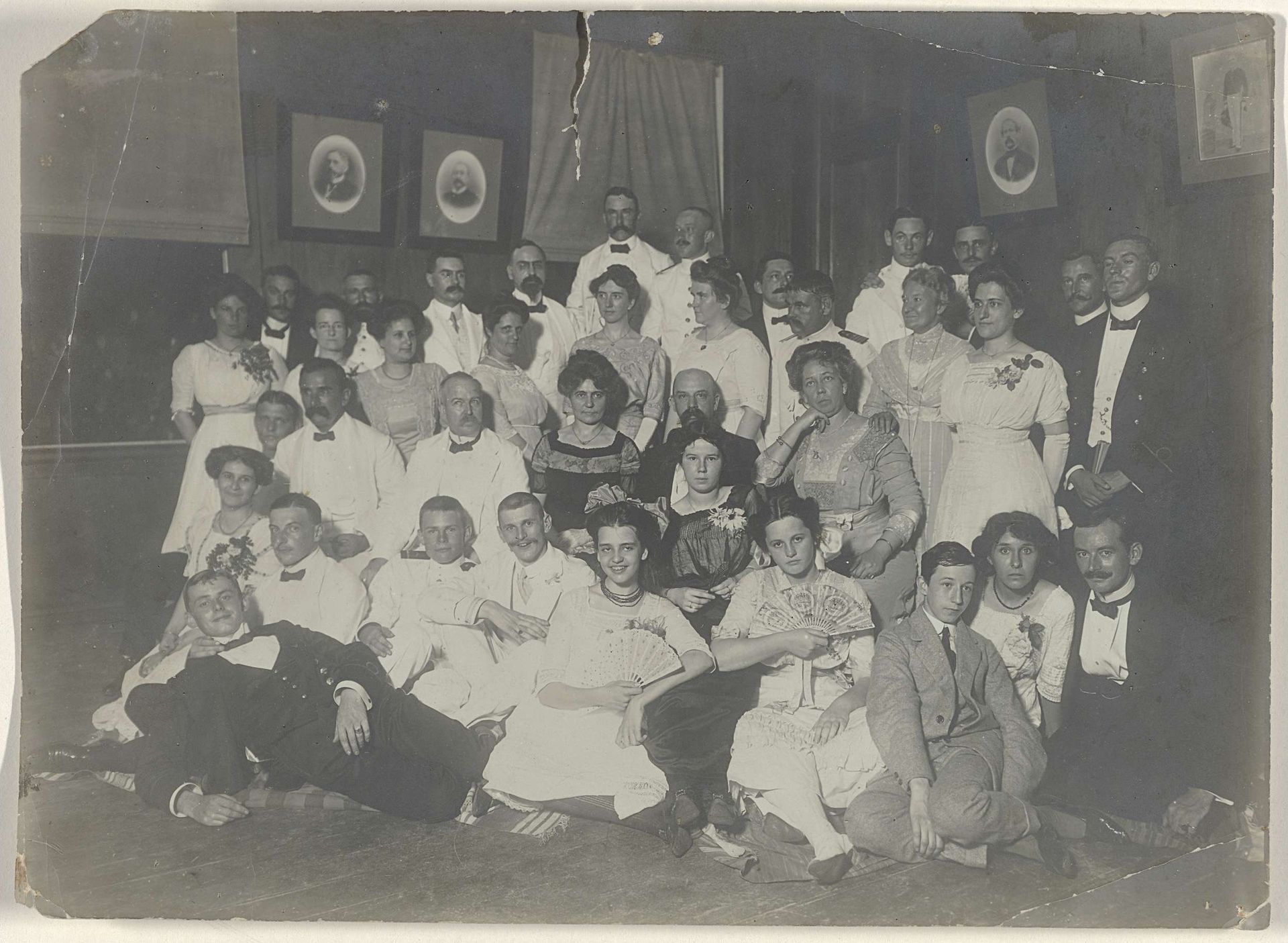 Feestelijk gezelschap in Suriname, onder wie Maria Gonggrijp ("Poppie") by Anonymous