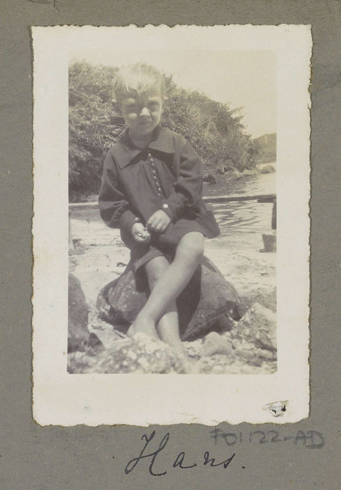 Hans Bergsma zittend op een steen aan een beek op Sumatra by Anonymous