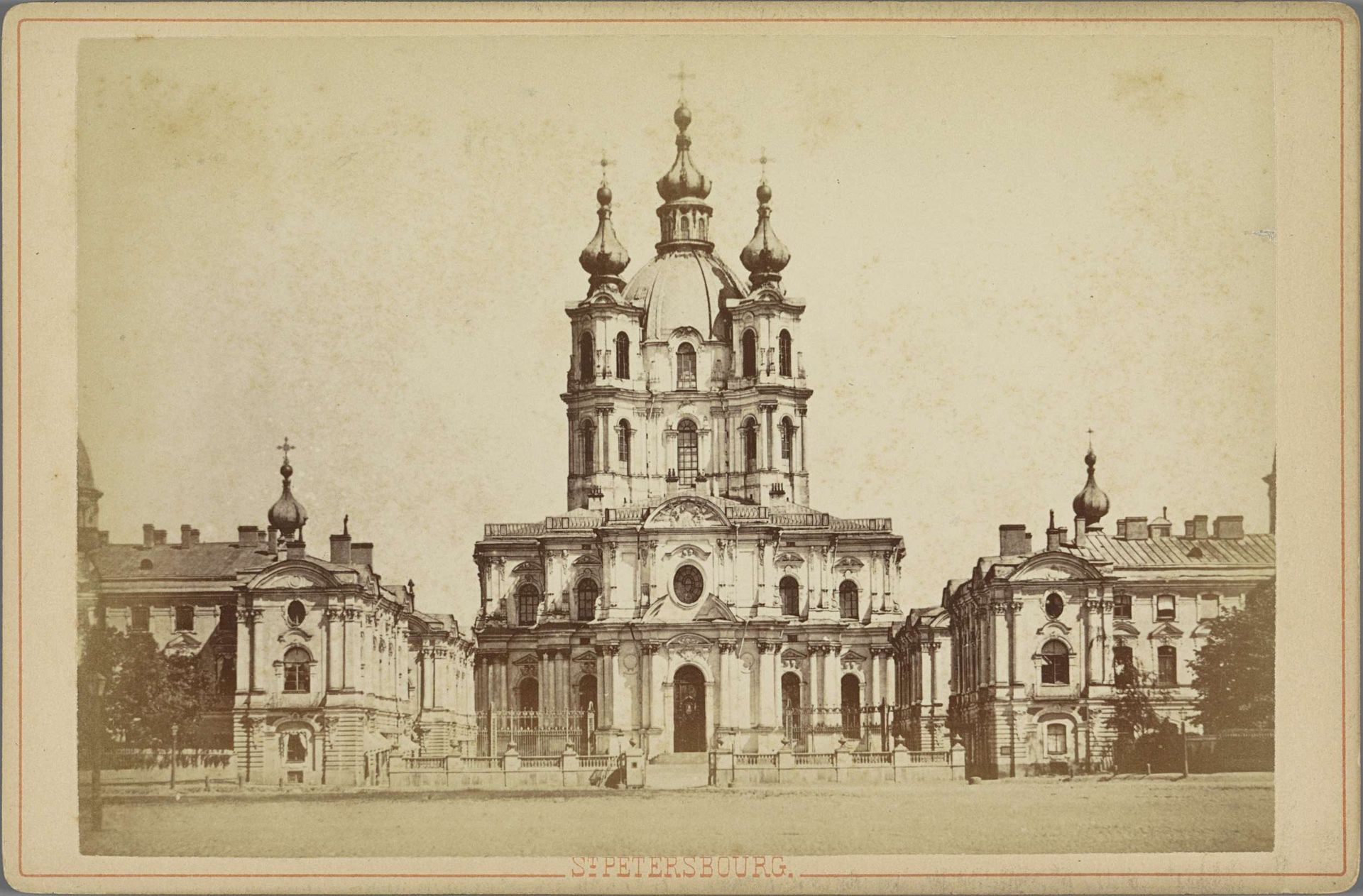 Gezicht op het Smolnaklooster in Sint-Petersburg by J. Daziaro