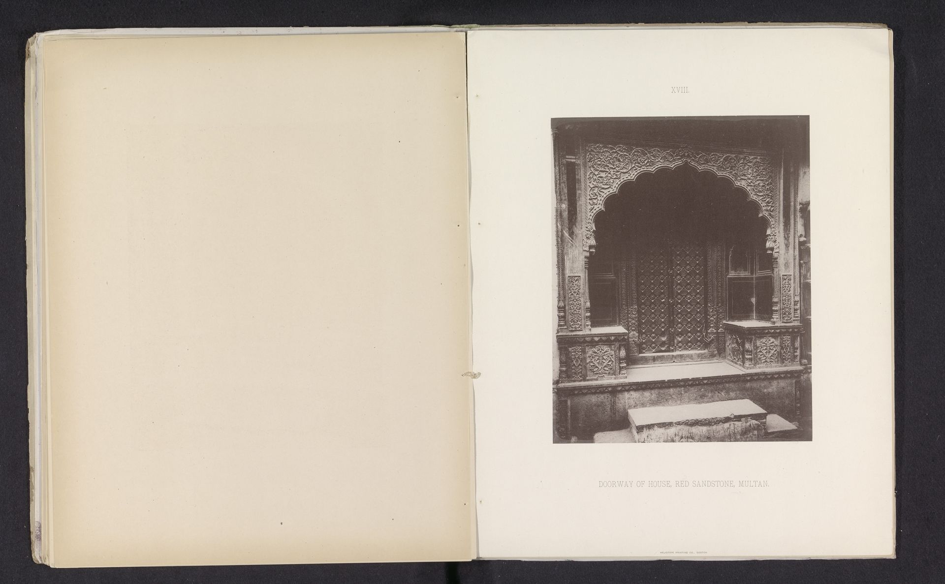 Gezicht op een portiek van een huis in Multan by Anonymous