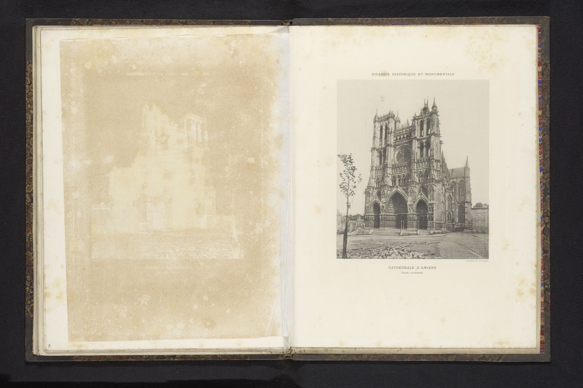 Gezicht op de Notre-Dame van Amiens by Anonymous
