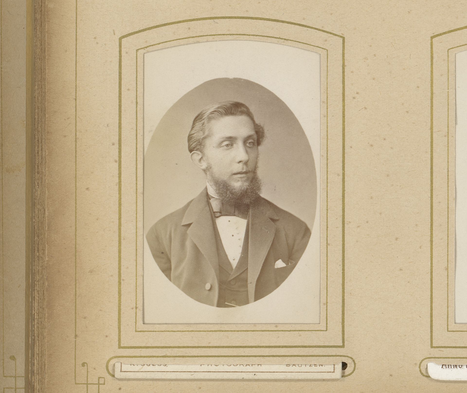 Portret van een man met baard by R. Suess