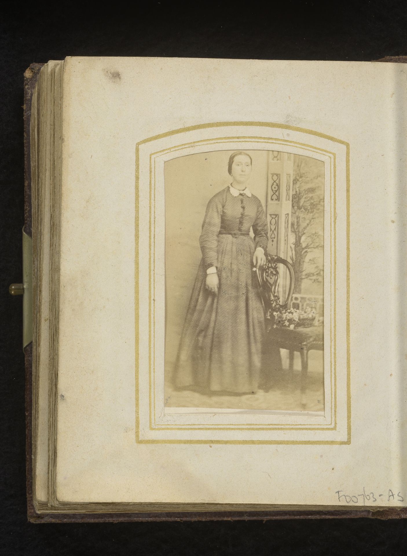 Portret van een vrouw, staand bij een stoel by Coenraad Cornelis Roskam