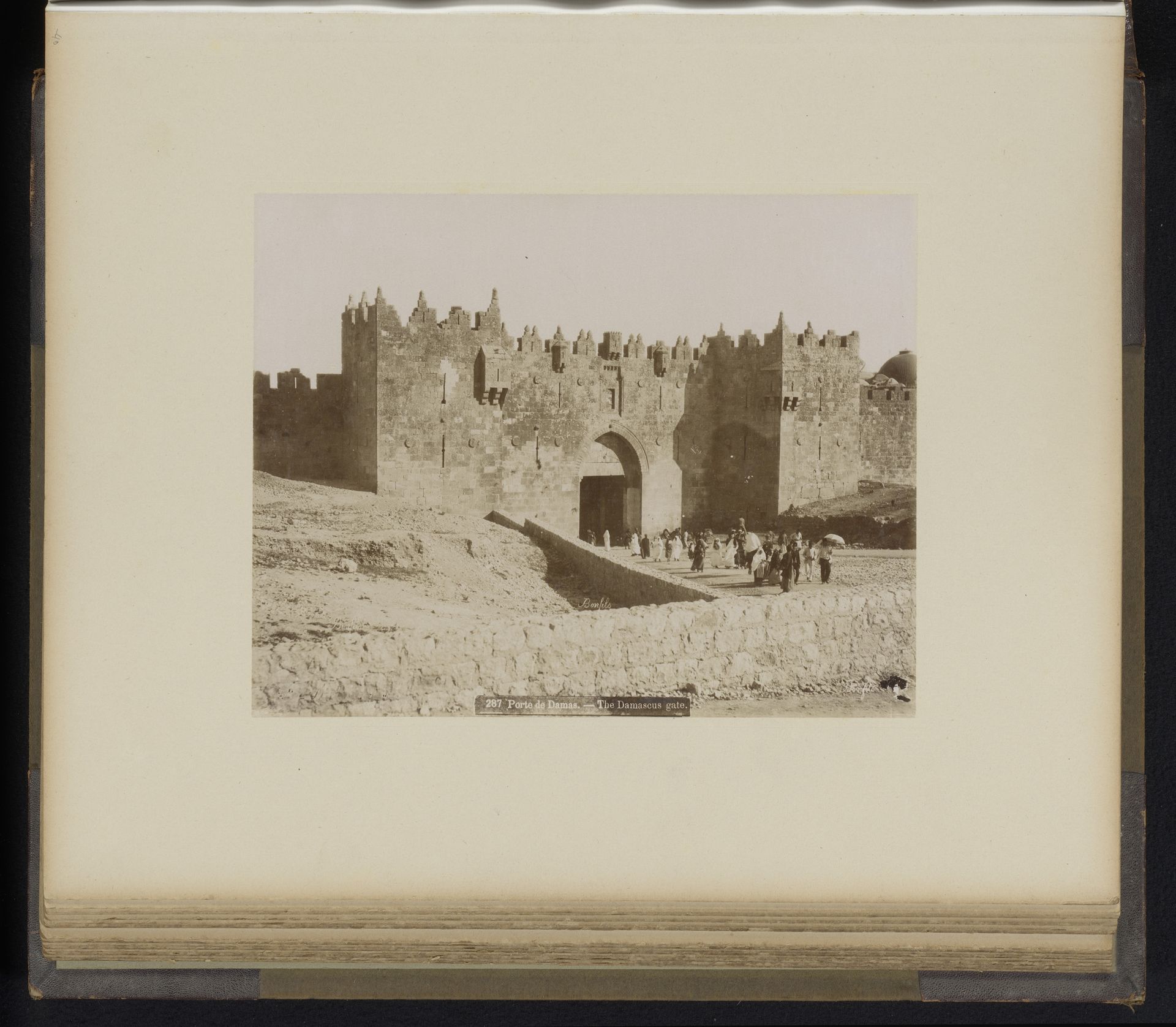 Damascuspoort in Jeruzalem by Félix Bonfils