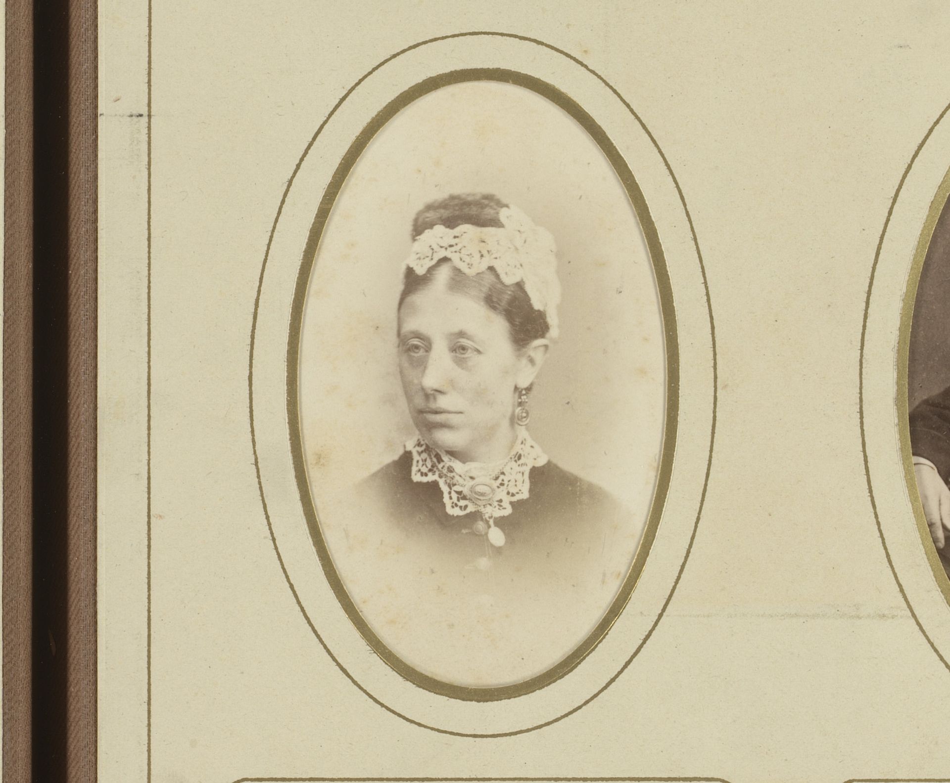 Portret van een vrouw by Albert Eugene Fradelle