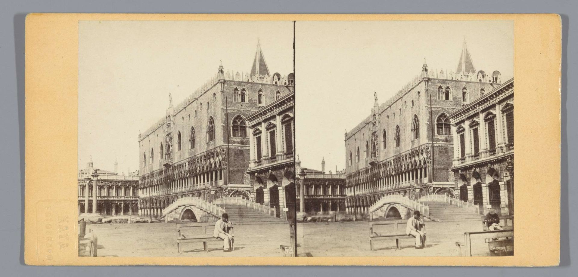 Gezicht op Ponte della Paglia en het Dogepaleis in Venetië by Carlo Naya