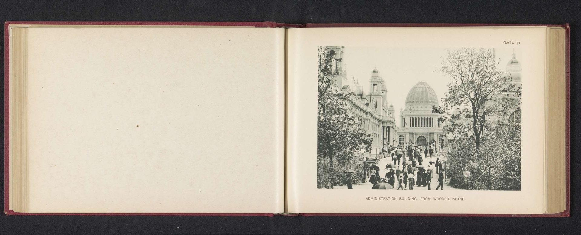 Gezicht op het administratiegebouw, ontworpen door Richard Morris Hunt op de World's Columbian Exposition in Chicago in 1893 by Charles Dudley Arnold