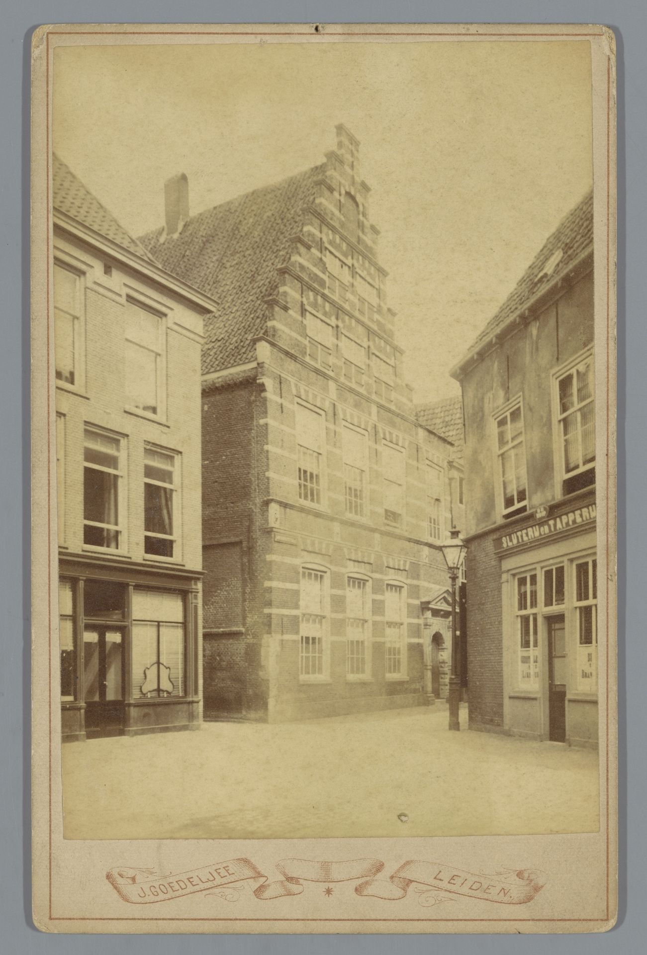 Gezicht op de Latijnse School aan de Lokhorststraat te Leiden by Jan Goedeljee
