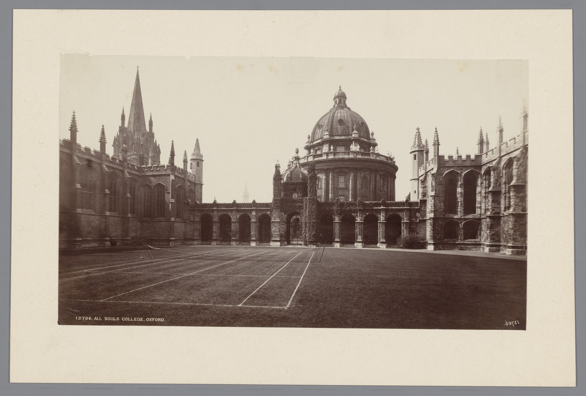 Gezicht op All Souls College in Oxford, in het midden de Radcliffe Library by Francis Frith