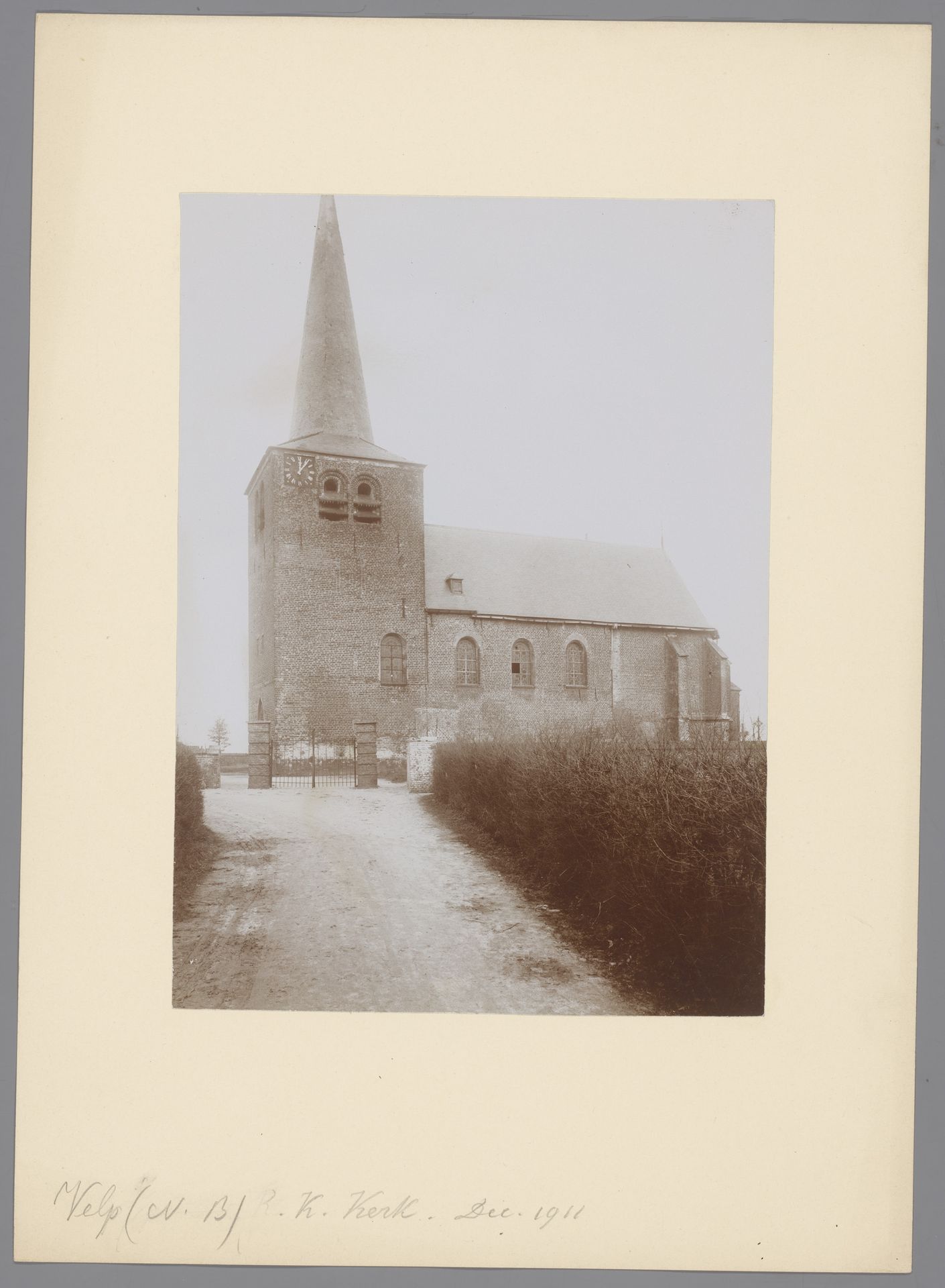 Gezicht op de Sint-Vincentiuskerk te Velp by anoniem (Monumentenzorg)