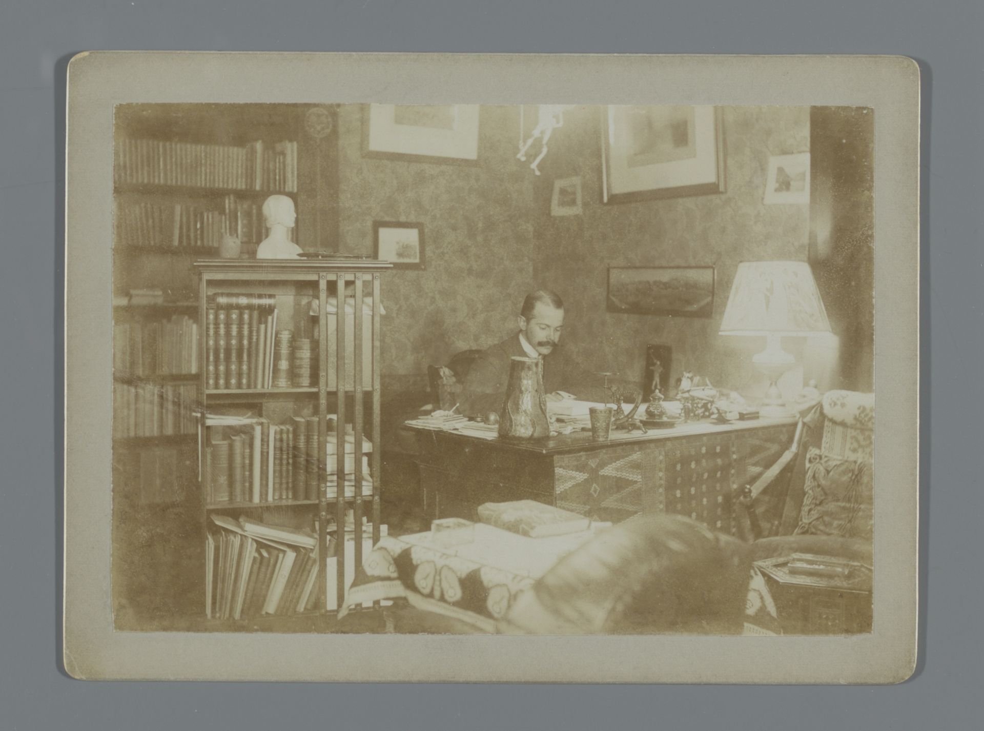 Henk van de Berg achter zijn bureau in zijn kamer op de Turfmarkt 3 in Amsterdam by Hendrik Herman van den Berg