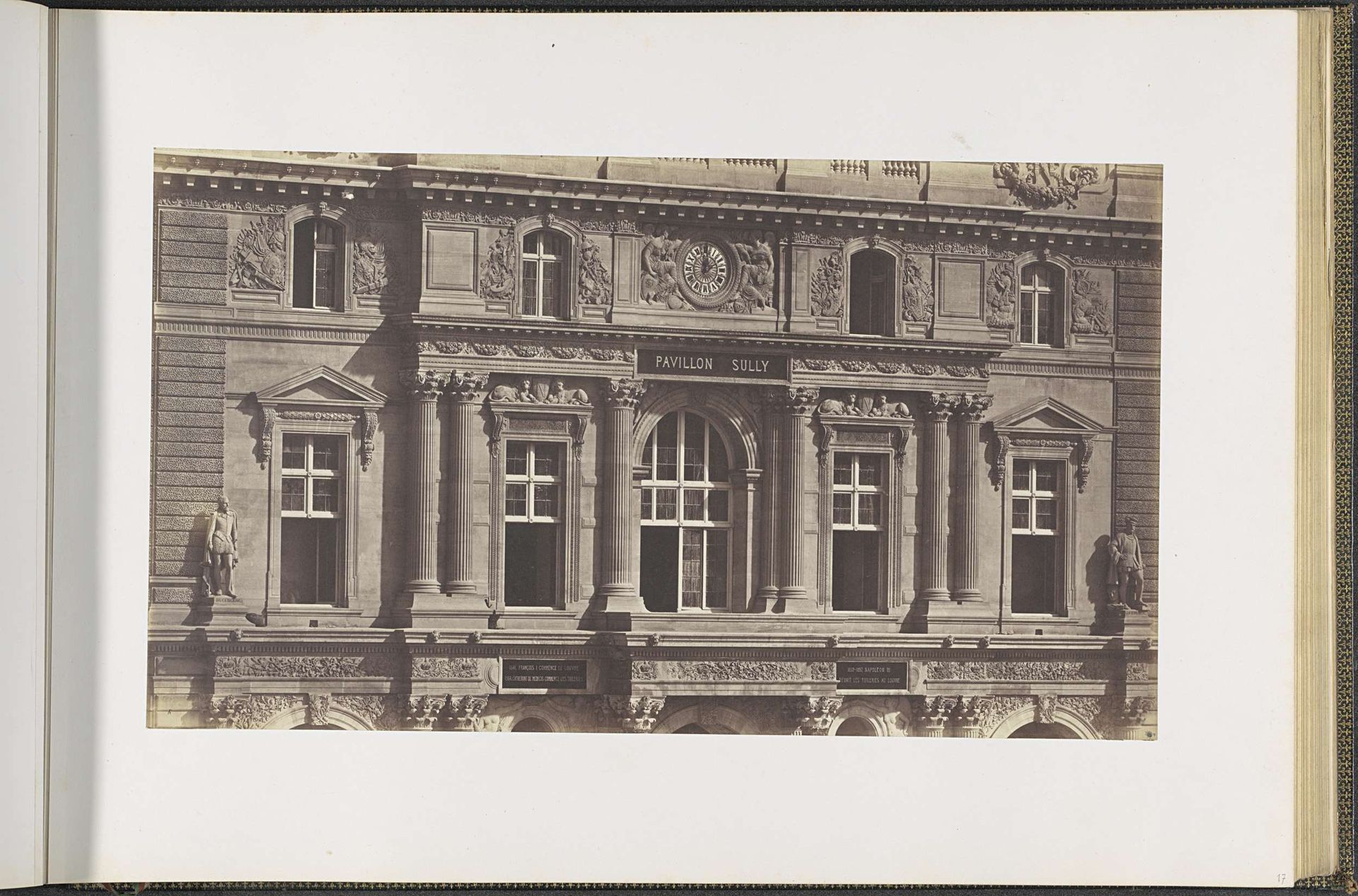 Gevel van de eerste en tweede verdieping van het Pavillon Sully in het Palais du Louvre by Edouard Baldus