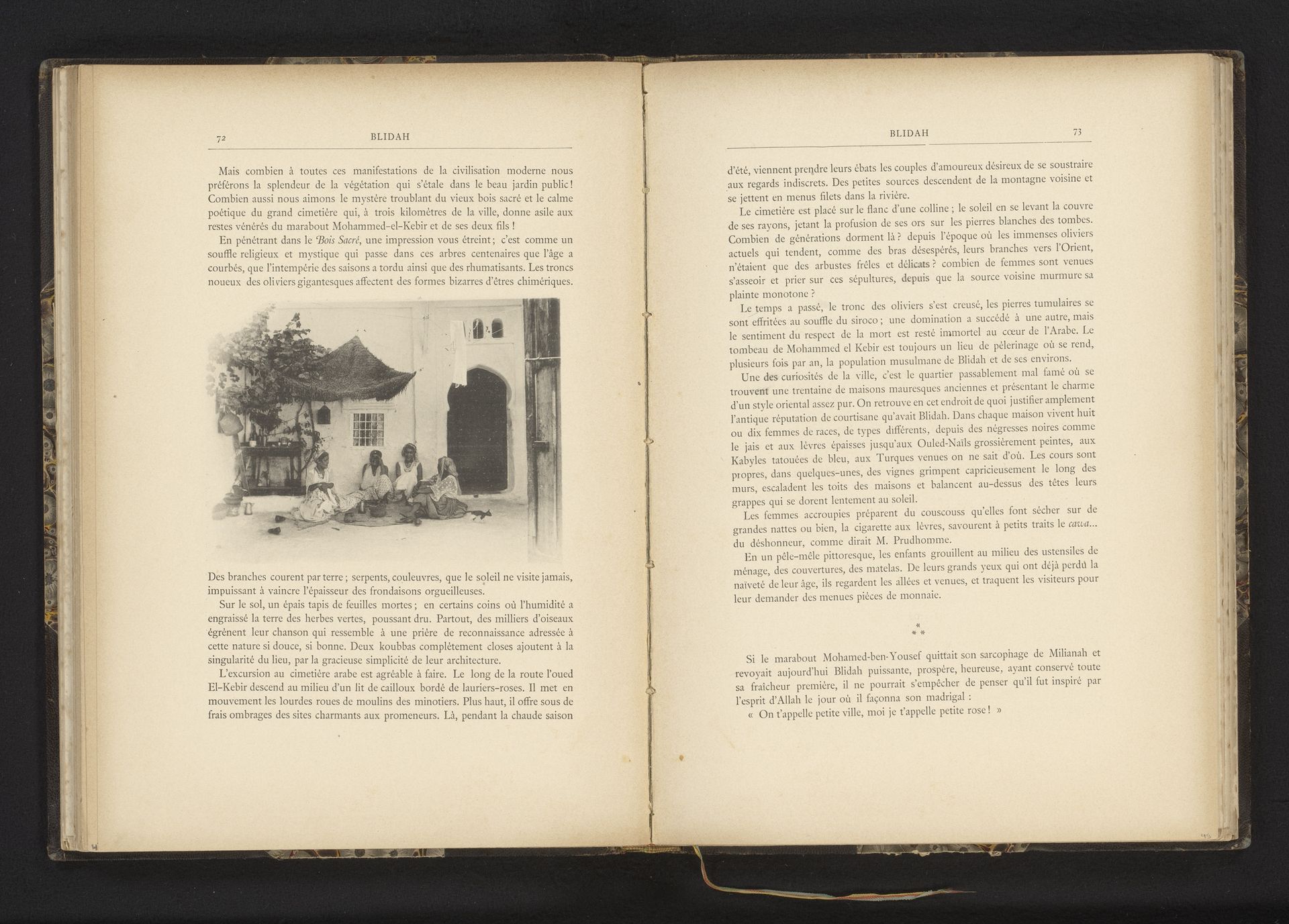 Vier vrouwen zitten voor een huis in El Boulaïda, Algerije by Jules Gervais-Courtellemont