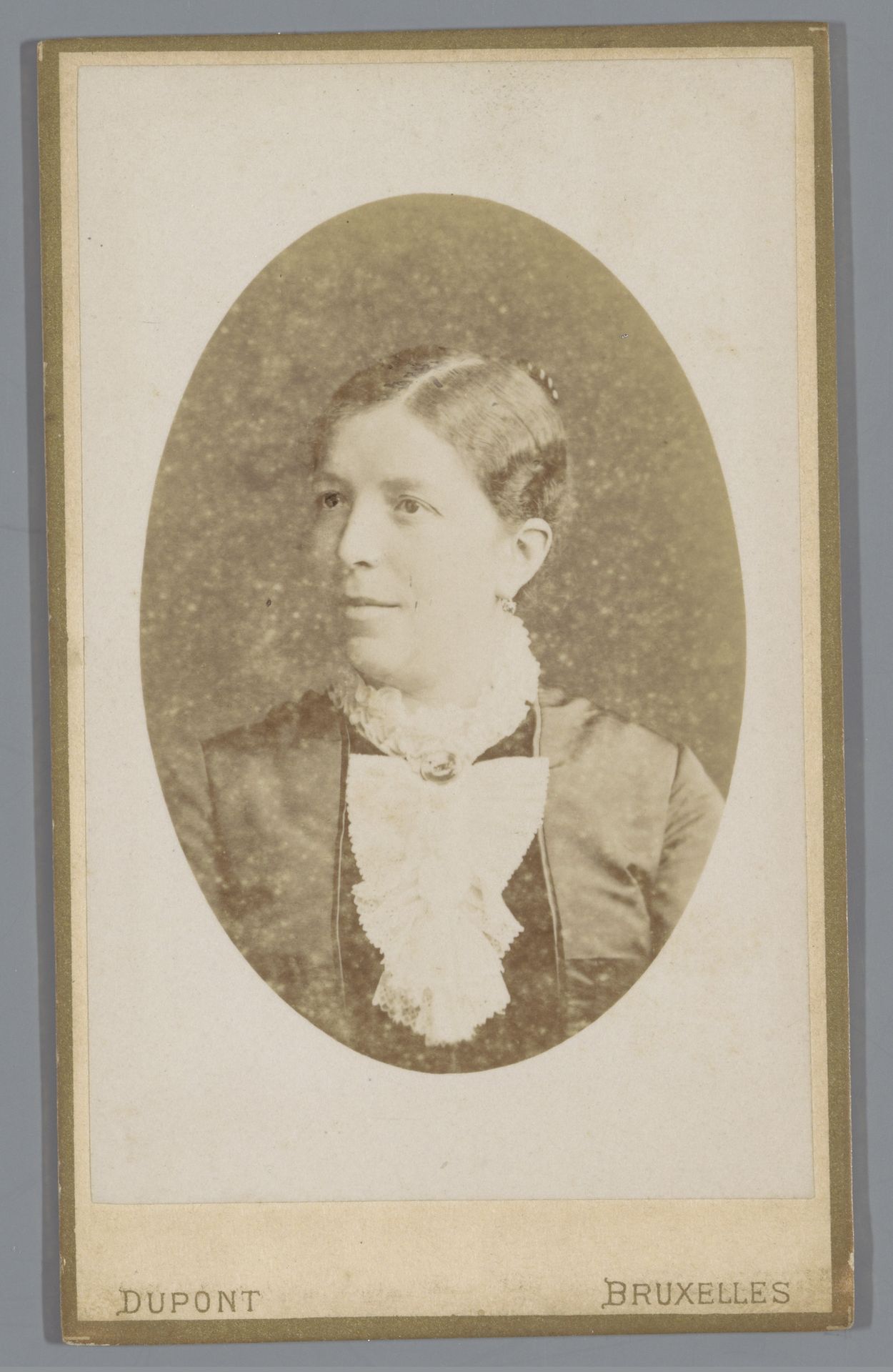 Portret van een onbekende vrouw by Louis Désiré Dupont