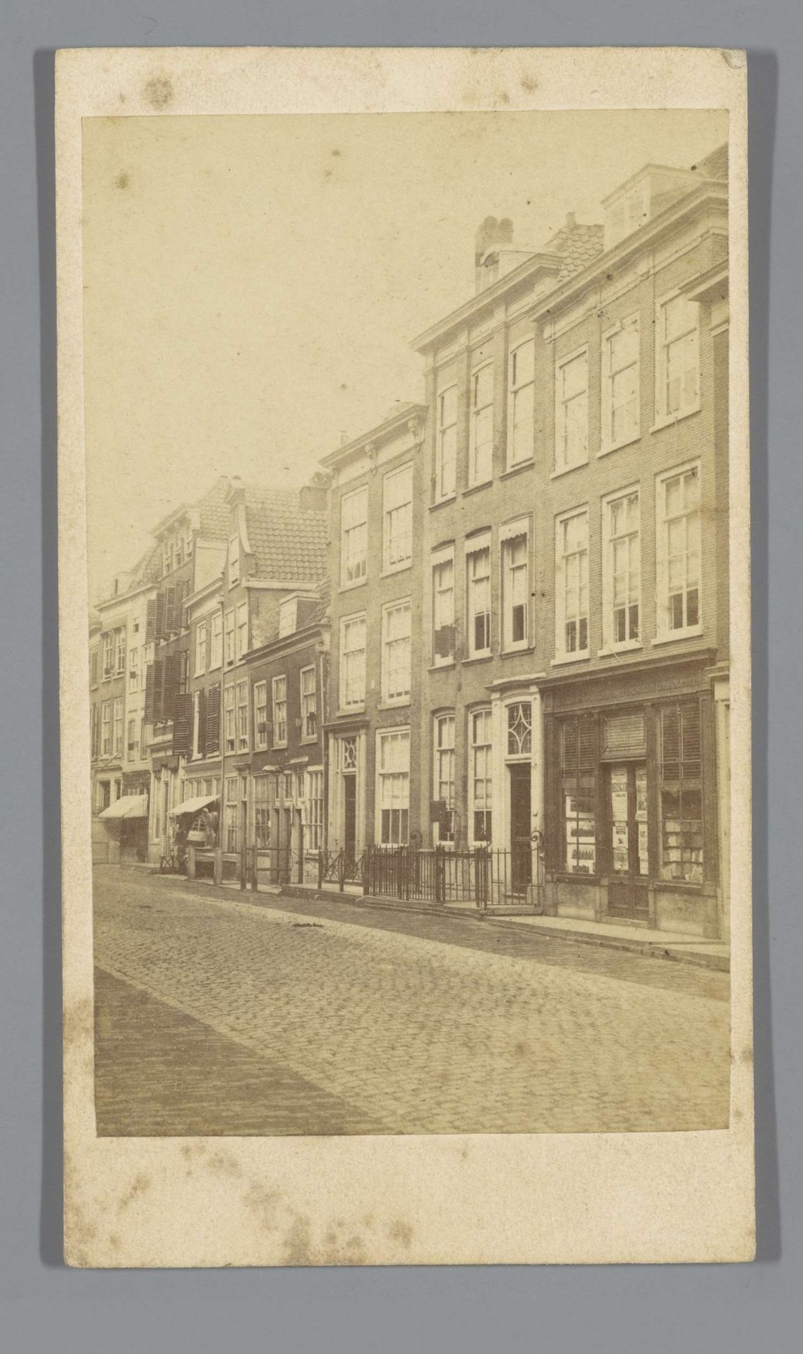 Straat met huizen in Amsterdam by Andries Jager