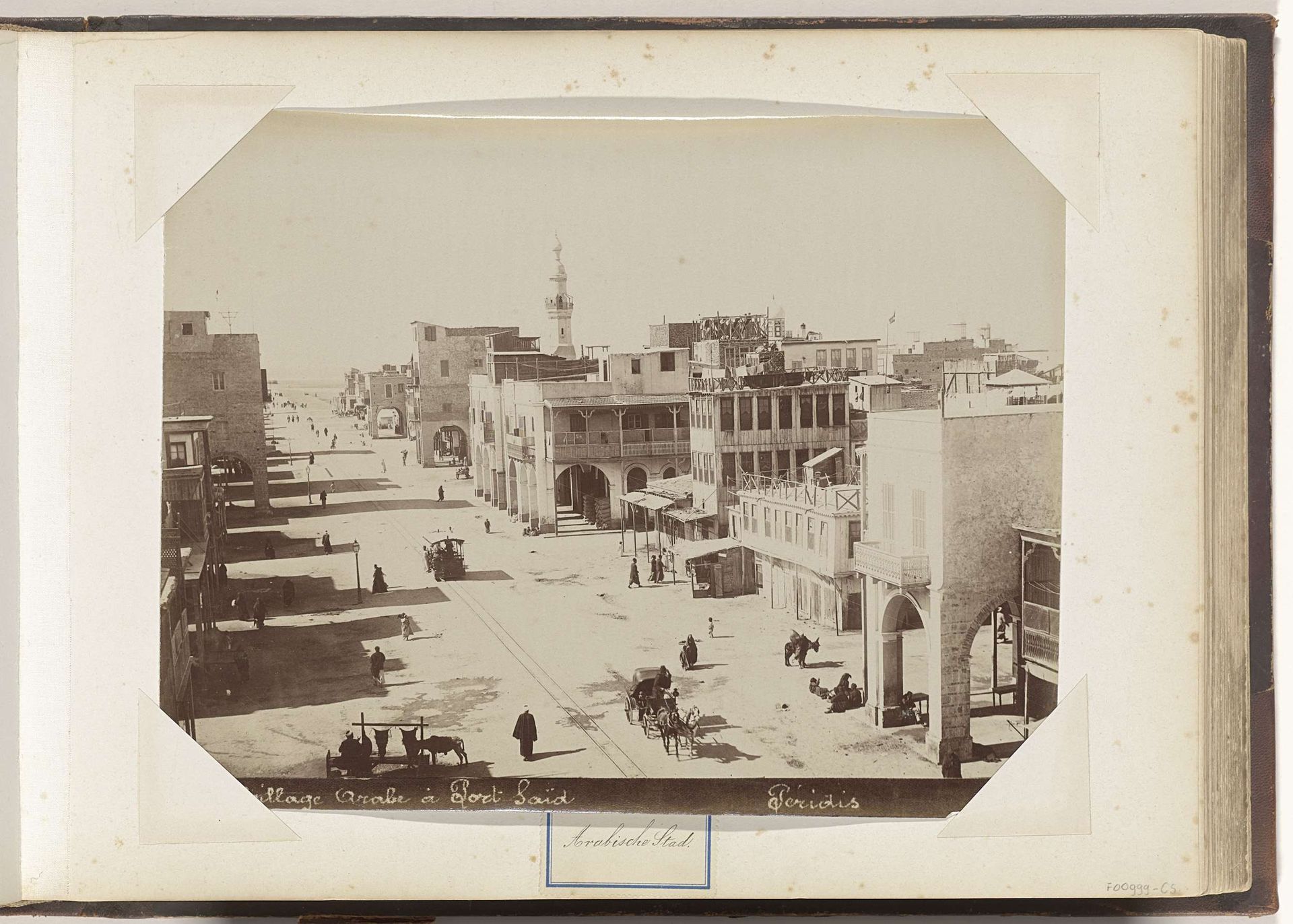 Straat in het Arabisch deel van Port Said by Peridis