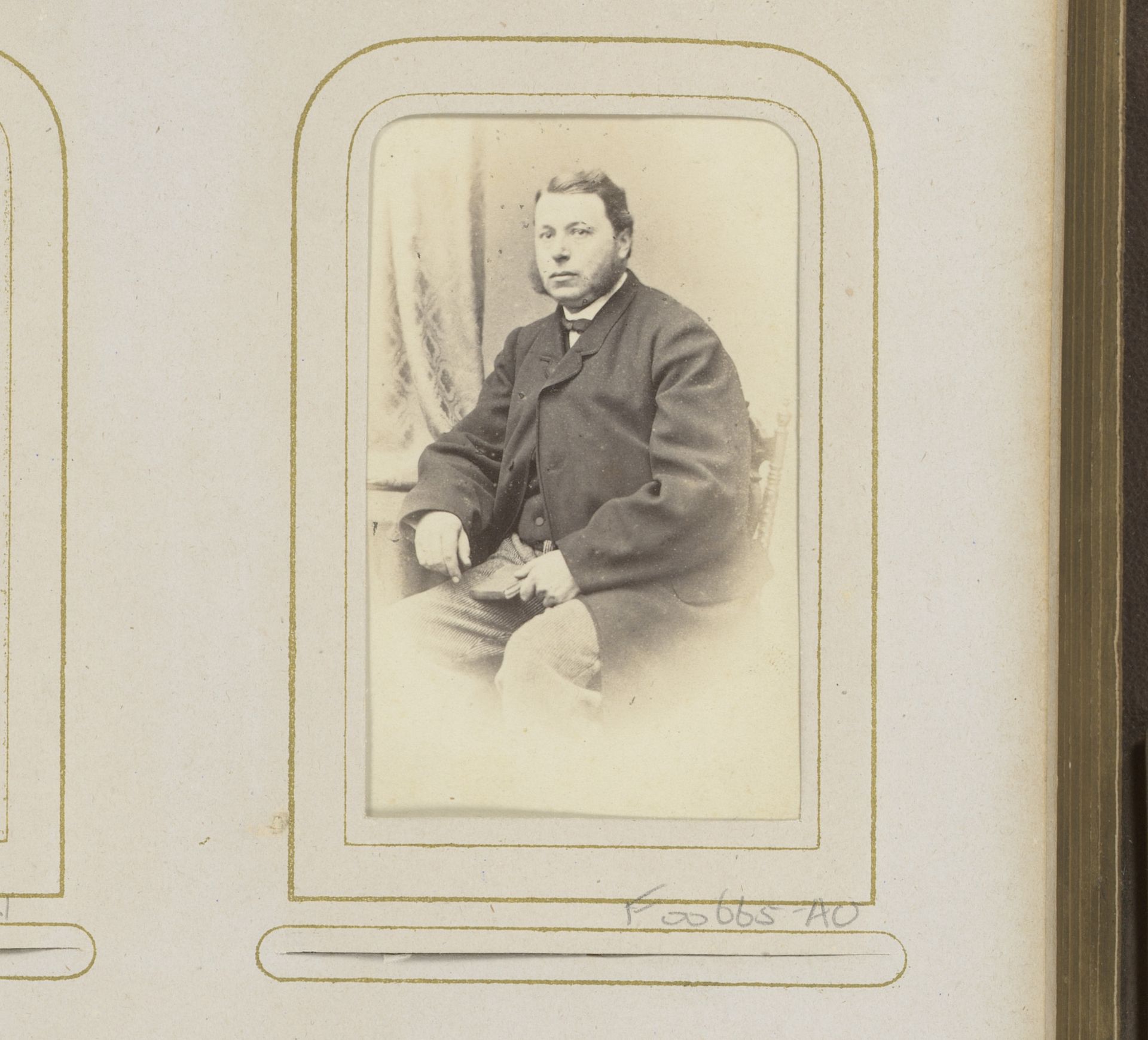 Portret van een zittende man met boek by Gebrüder Becher