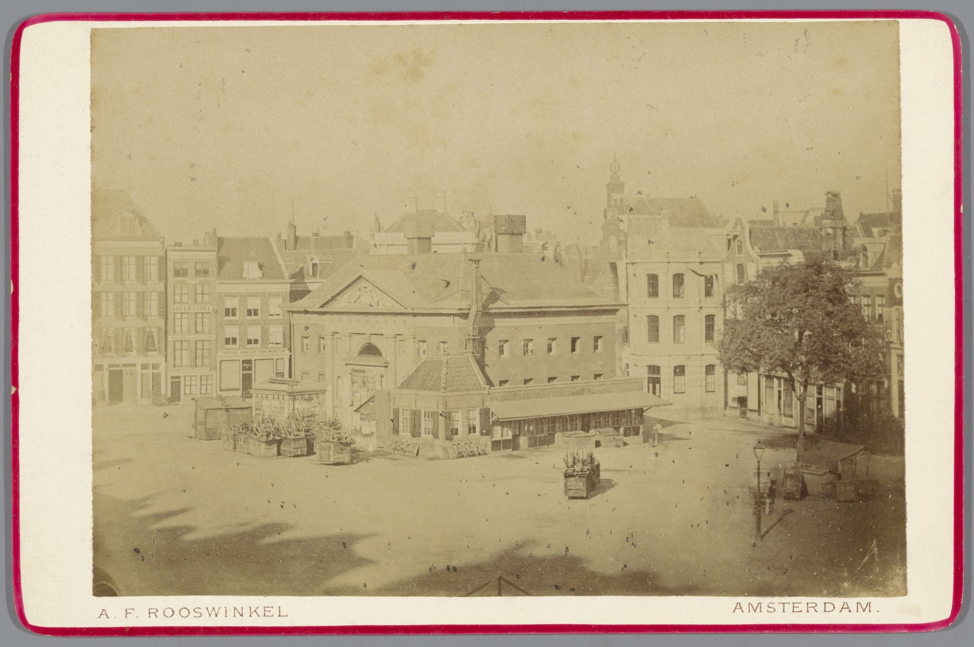 Gezicht op de Waag op de Botermarkt in Amsterdam by Andreas Theodorus Rooswinkel
