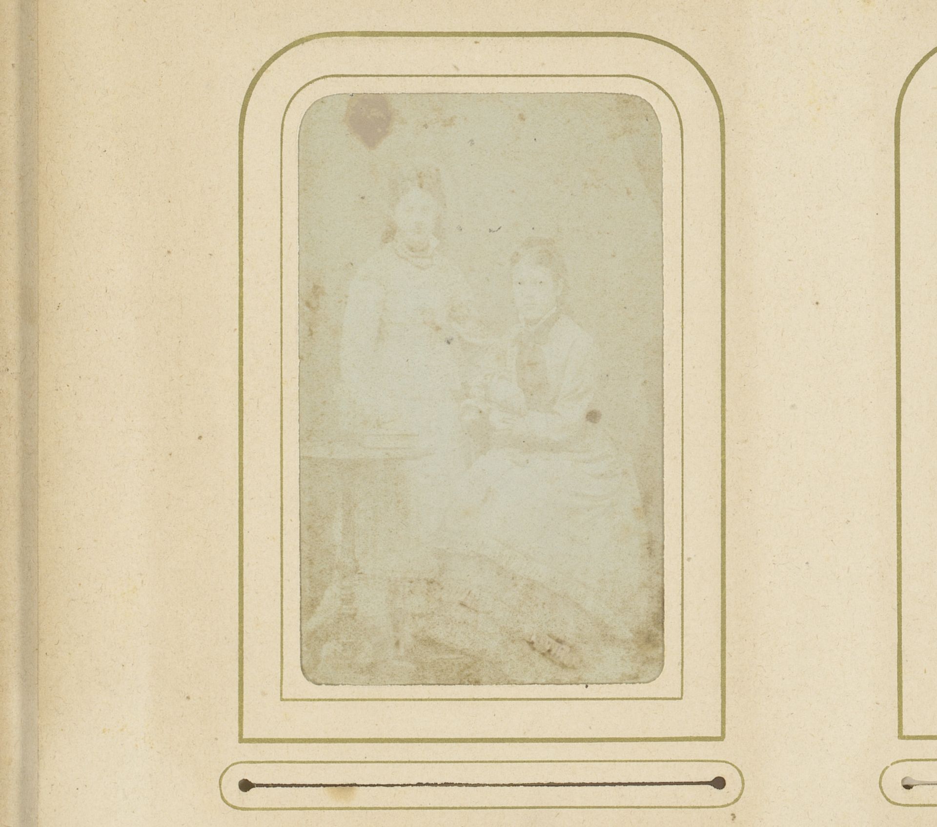Portret van een staande vrouw en een zittende vrouw by Ed. Radermacher