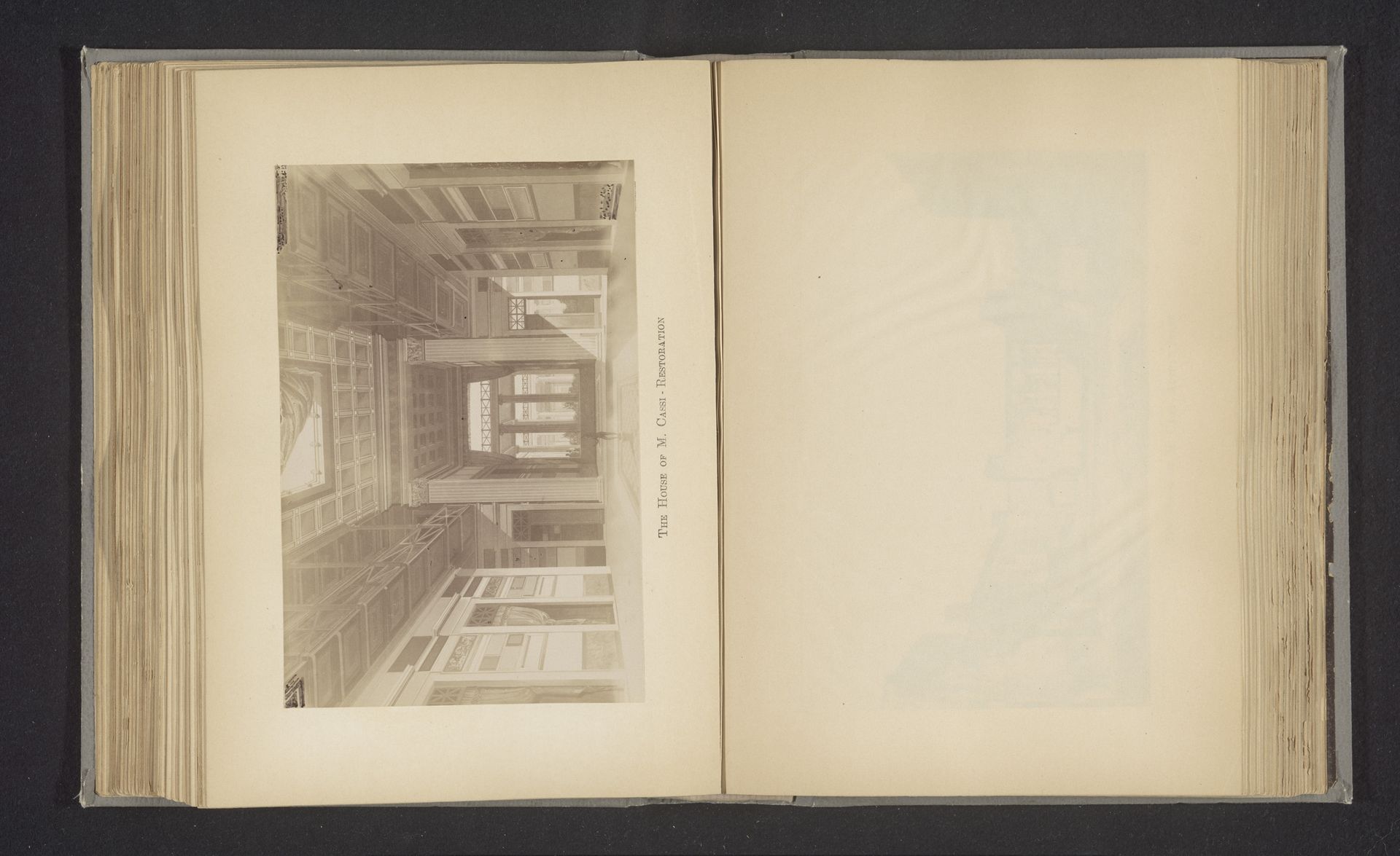 Fotoreproductie van een gezicht op het interieur van het huis van M. Cassi by Anonymous