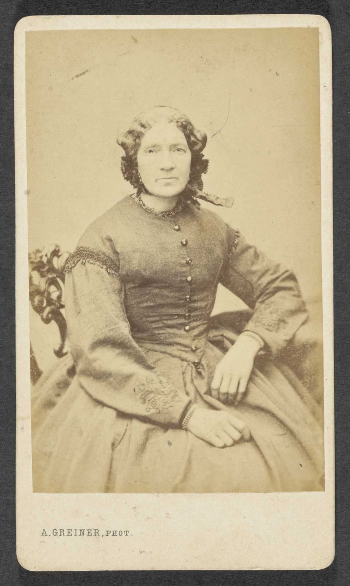 Portret van een vrouw uit de familie Marmelstein, vermoedelijk de moeder van A. F. Marmelstein by Albert Greiner