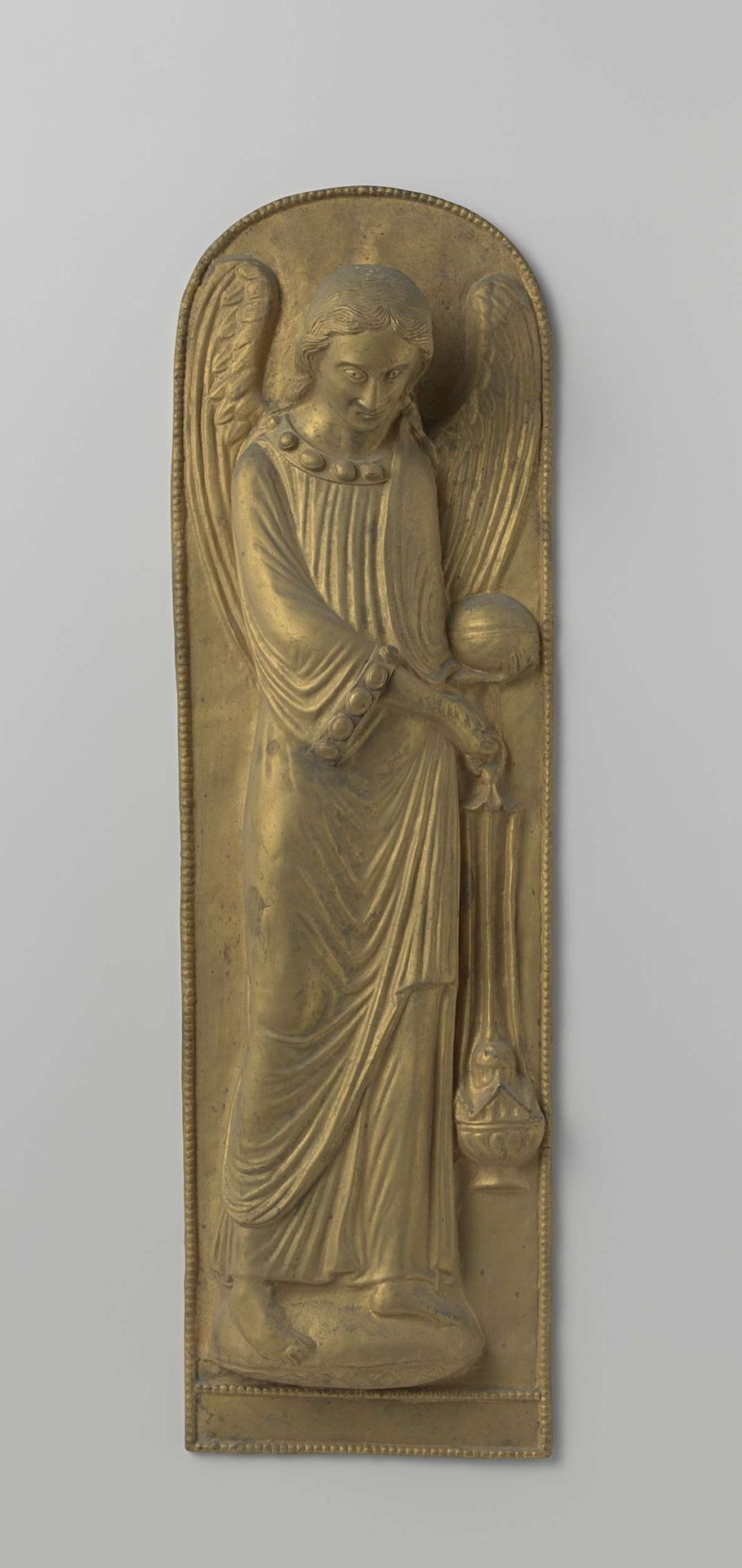 Galvanoplastische reproductie van een engel in de schat van de St. Servaas te Maastricht by F. Stoltzenberg