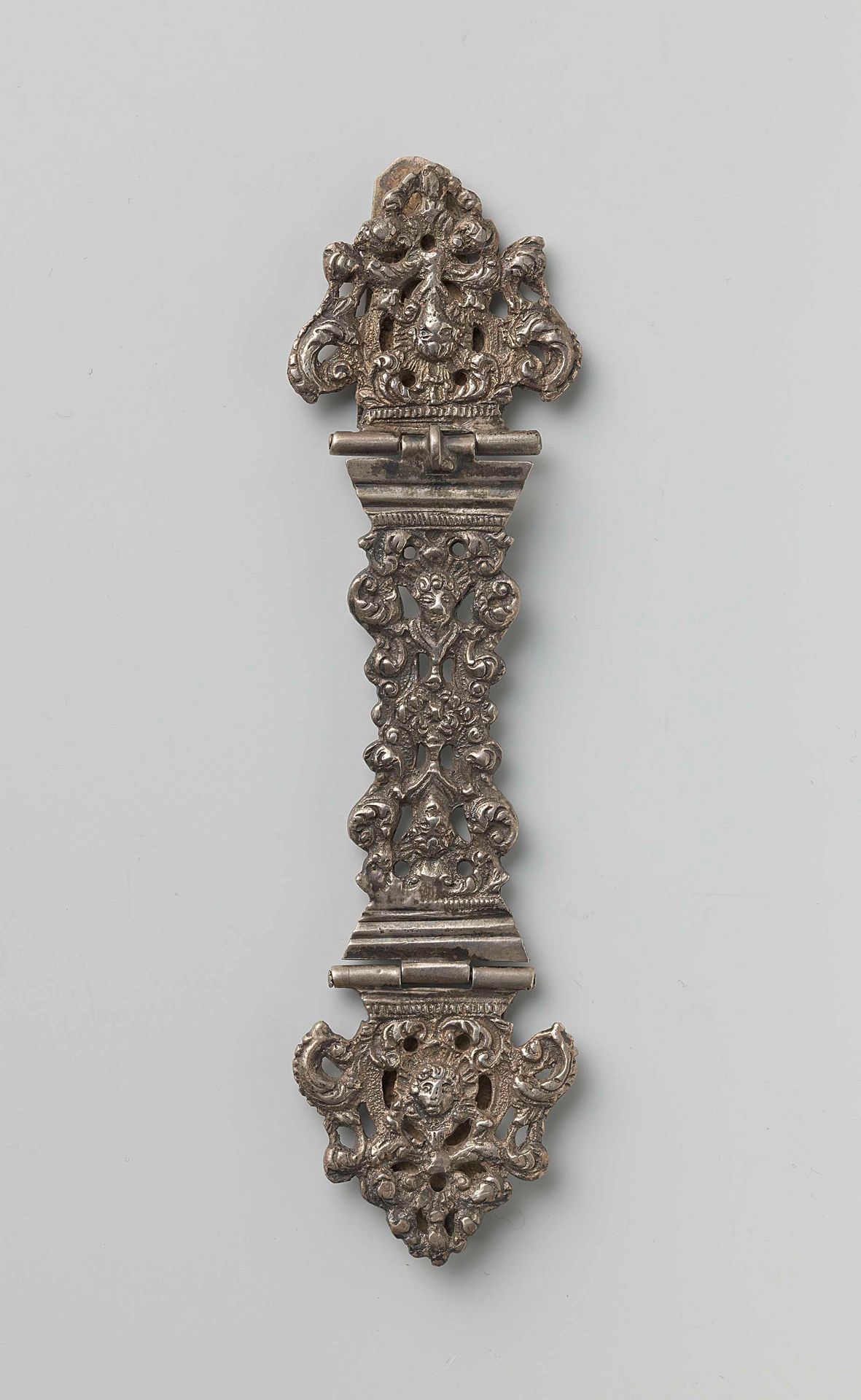 Boekslot van zilver by Albertus Antonius Rooswinkel
