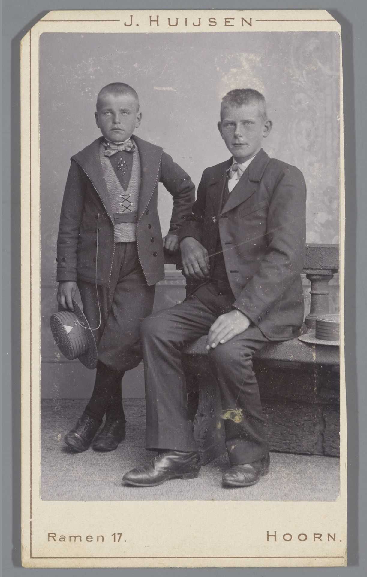 Portret van twee onbekende jongens, mogelijk Simon en Andries Kramer by Johannes Laurens Theodorus Huijsen