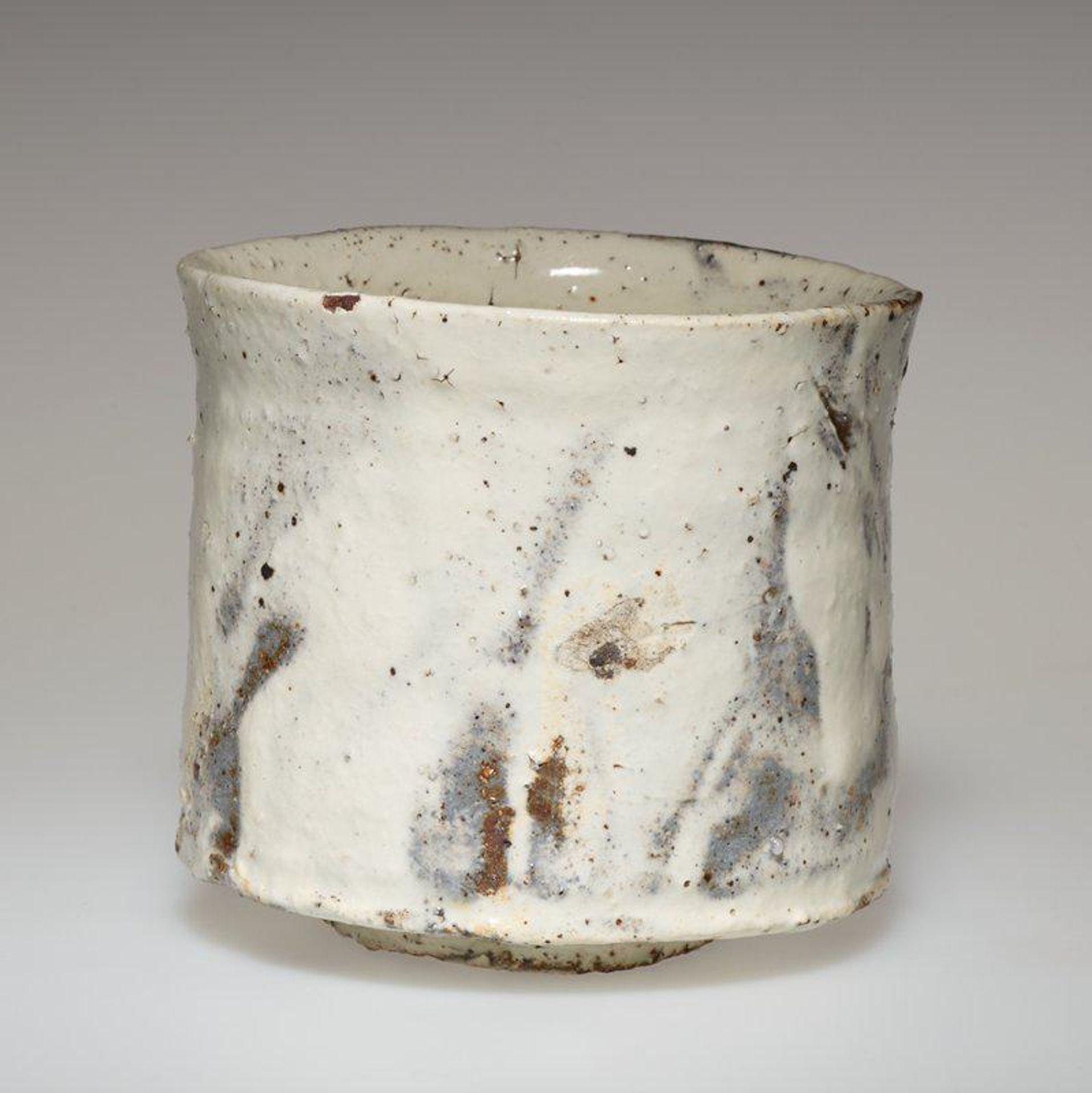 Kohiki tea bowl by Tsujimura Shirō