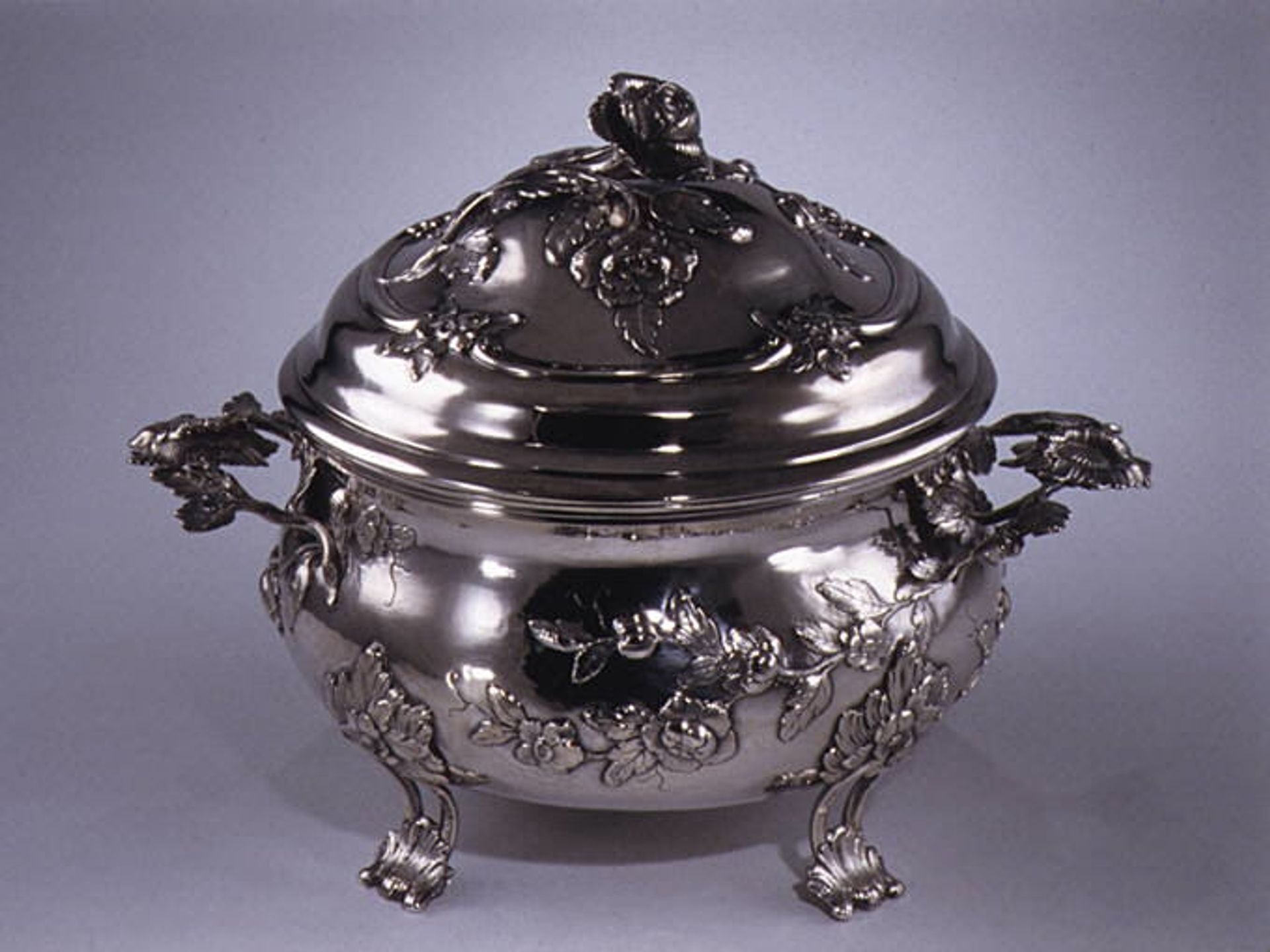 Circular tureen with cover by Hermann Neupert II