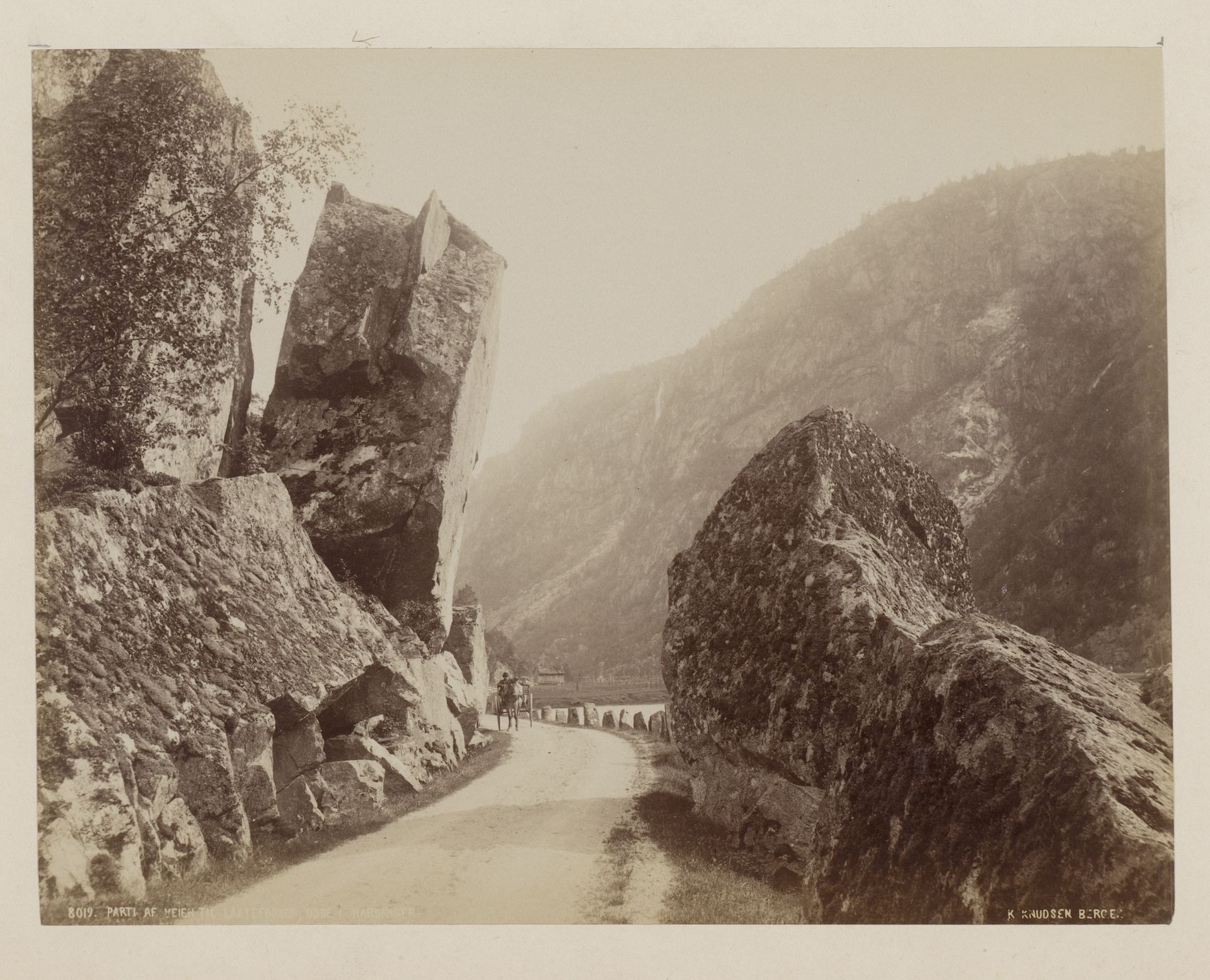 "Parti af veien til Laatefossen odde. I Hardanger", Noorwegen by Knud Knudsen