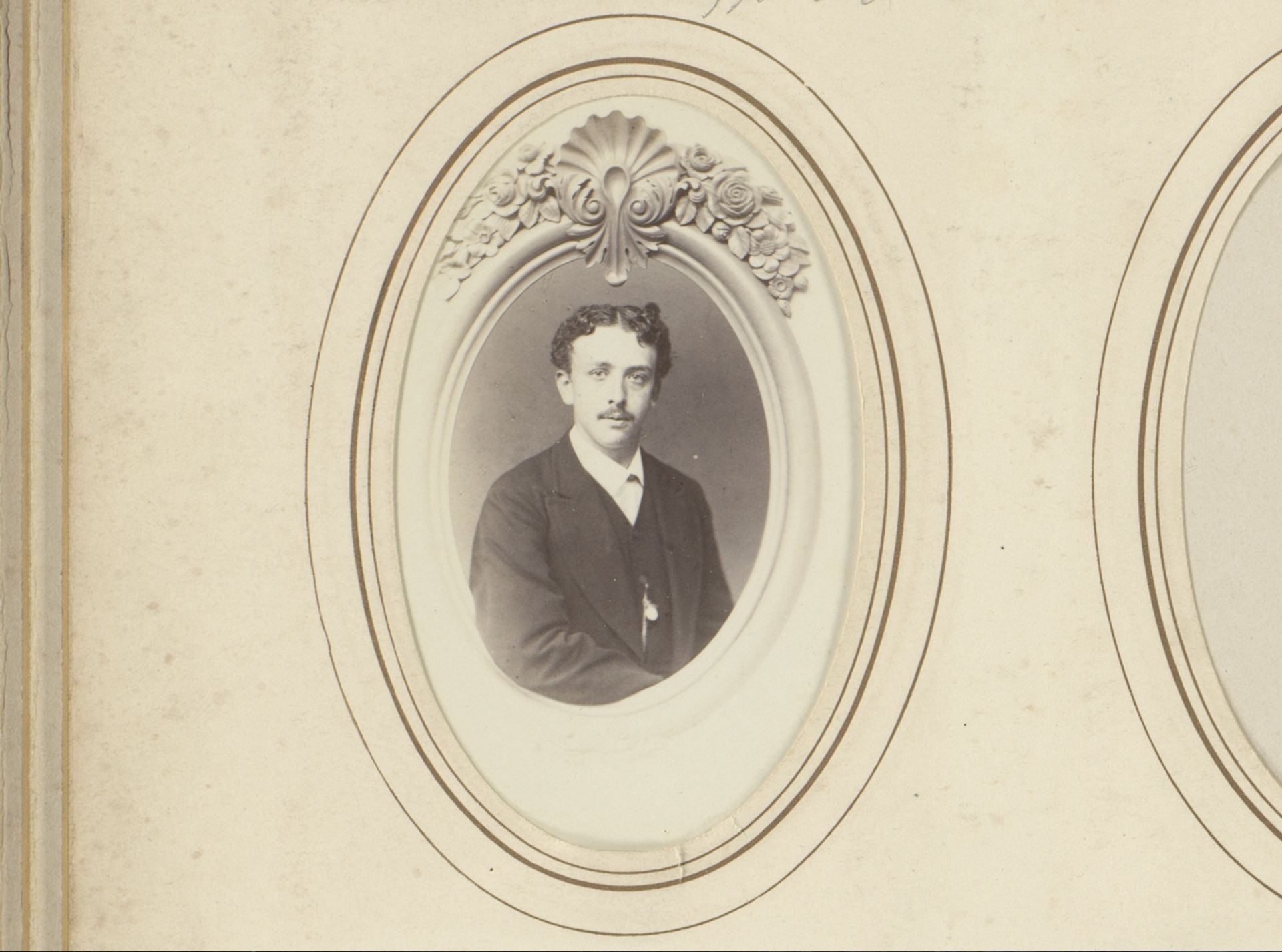 Portret van onbekende man in ovale lijst by Kaufmann & Kesseler