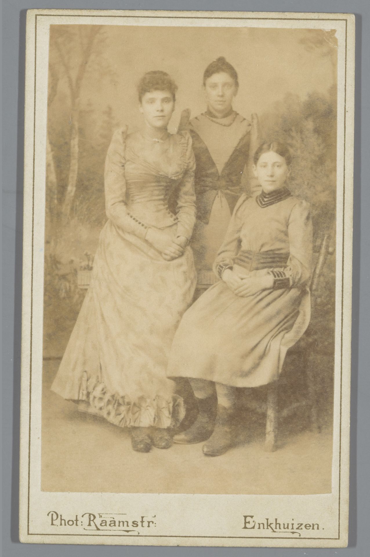 Portret van drie onbekende vrouwen by Photographisch Atelier