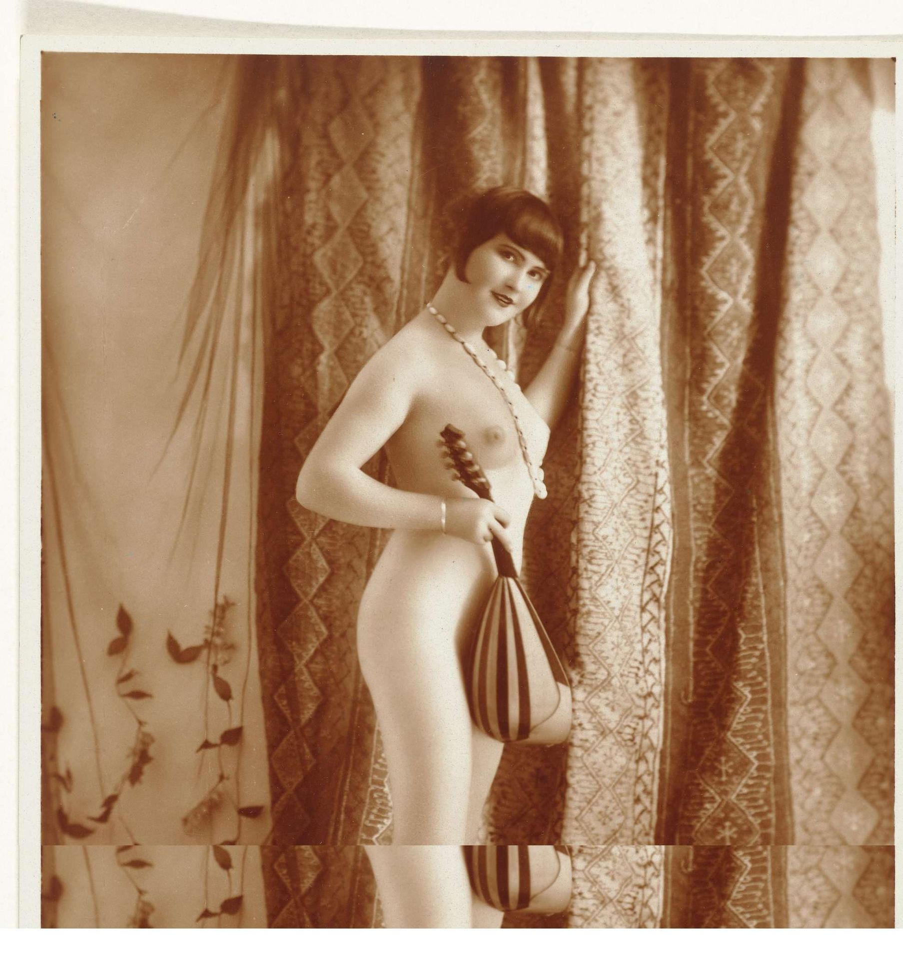 Standing Female Nude by Léo