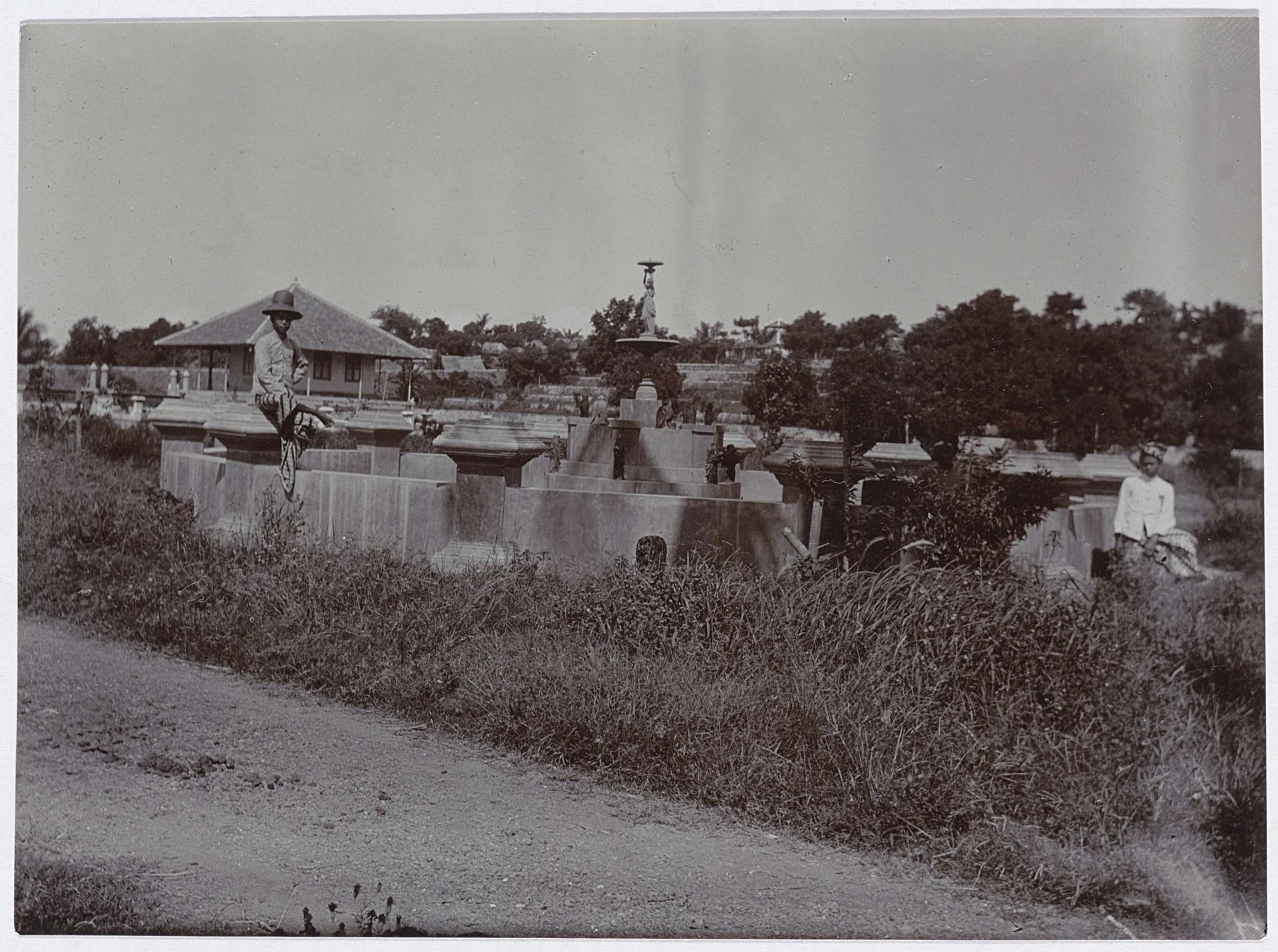 De fontein bij het verblijf van de stedehouder van Karangasem Gusti Bagur by Johanna Hermina Marmelstein