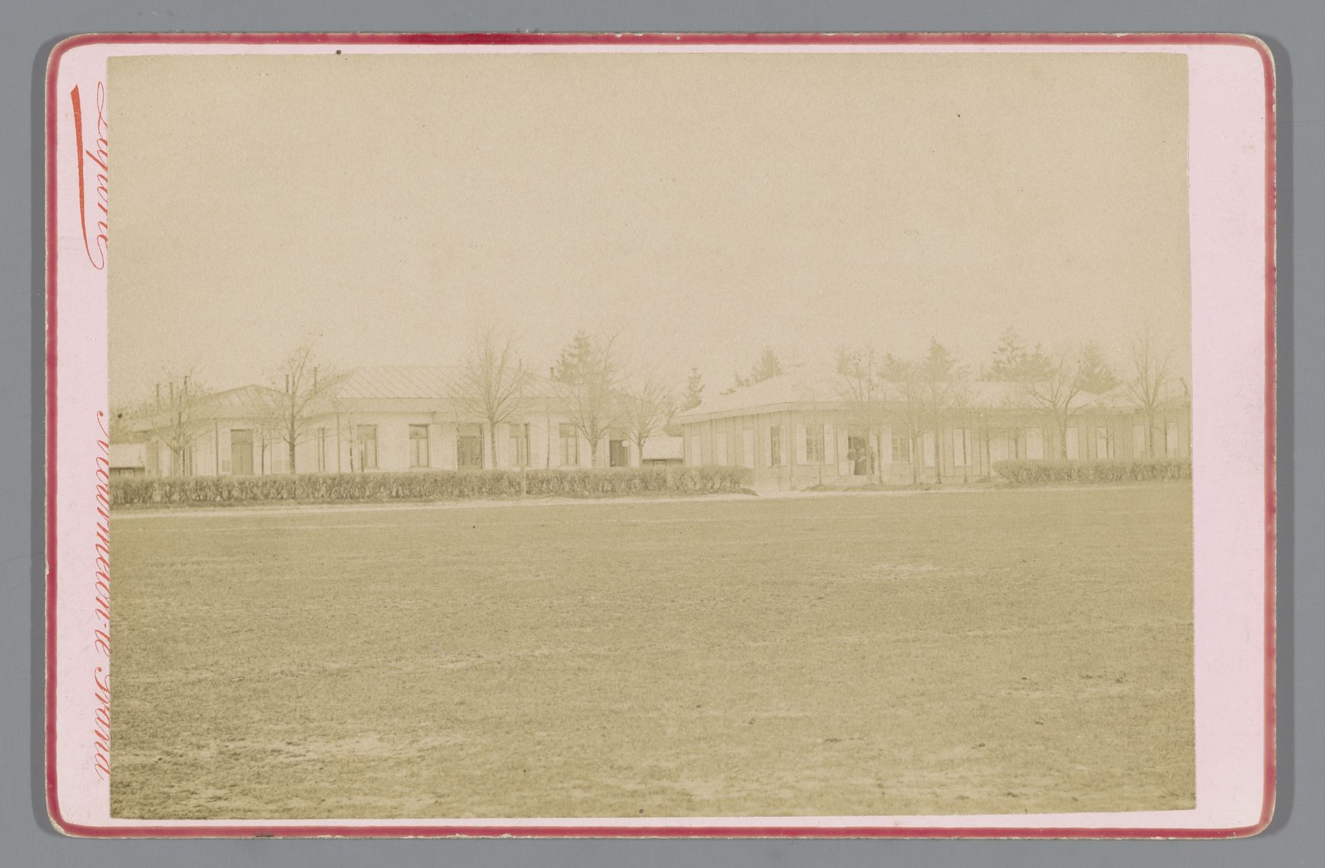 Gezicht op gebouwen van Camp de Châlons by Laporte (fotograaf)