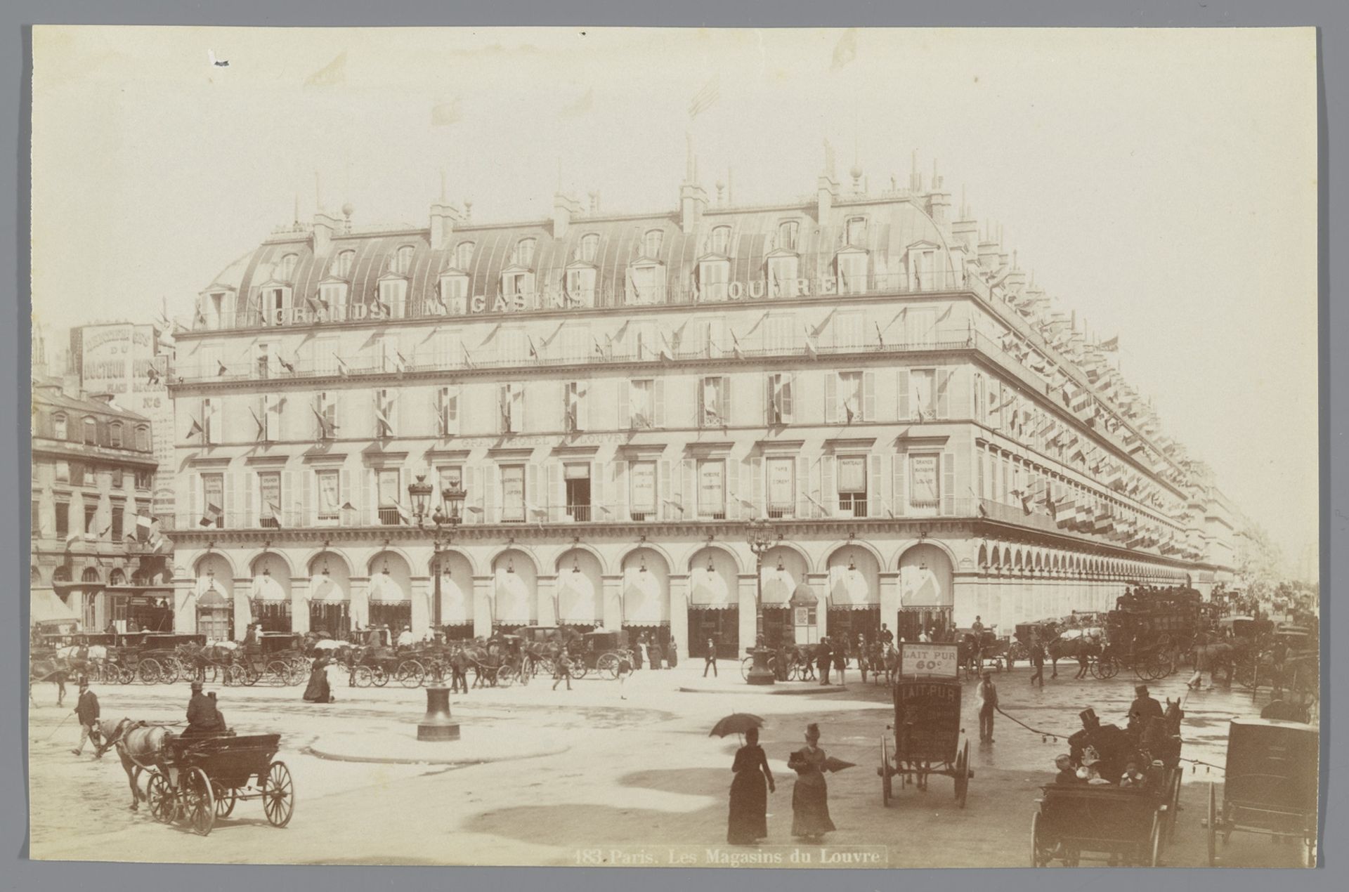 Magasins du Louvre te Parijs by Anonymous