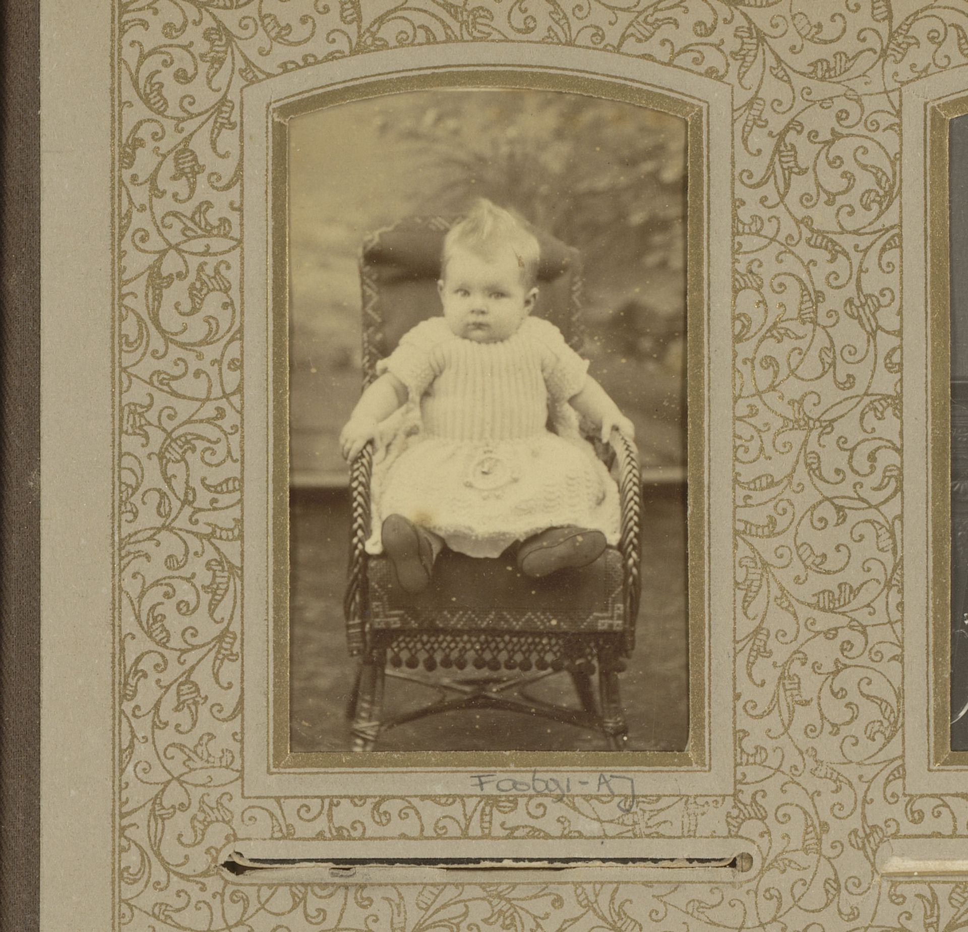 Portret van een baby in stoel by L. Coltof & Co.