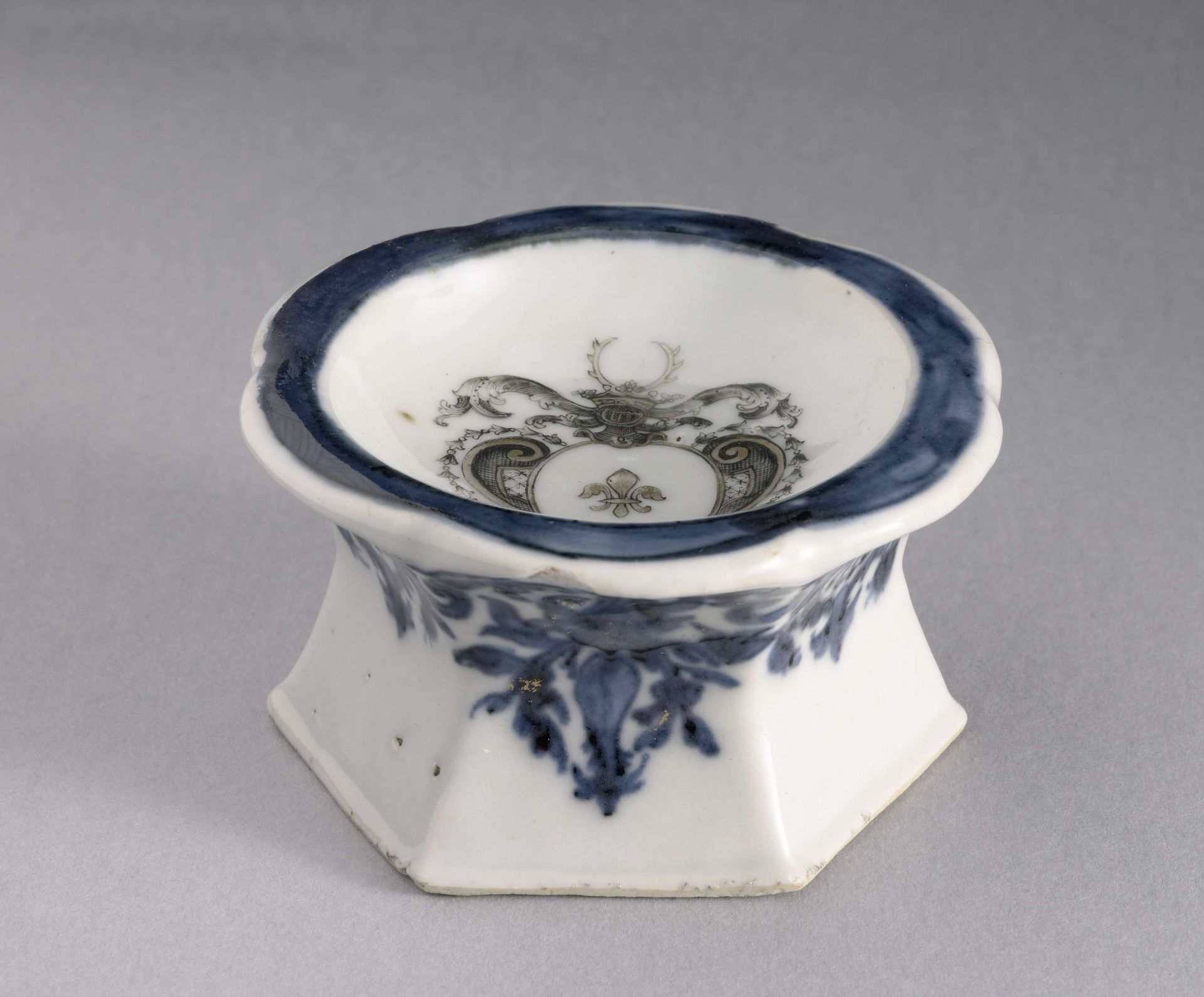Salt cellar with the arms of the Swellengrebel family by Anonymous