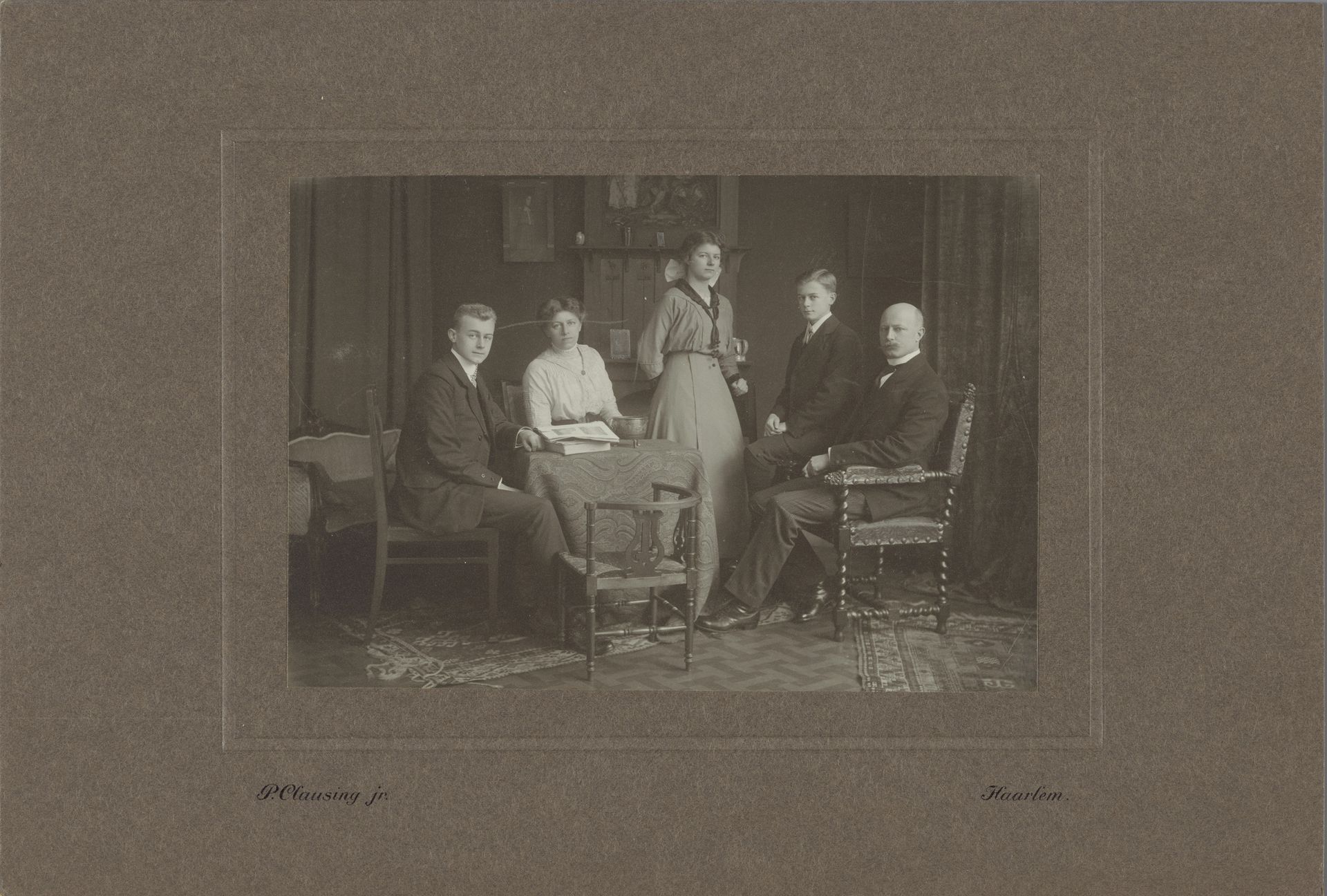 Portret van een gezin in een huiselijke omgeving, vermoedelijk gerelateerd aan de familie Marmelstein by Peter Clausing