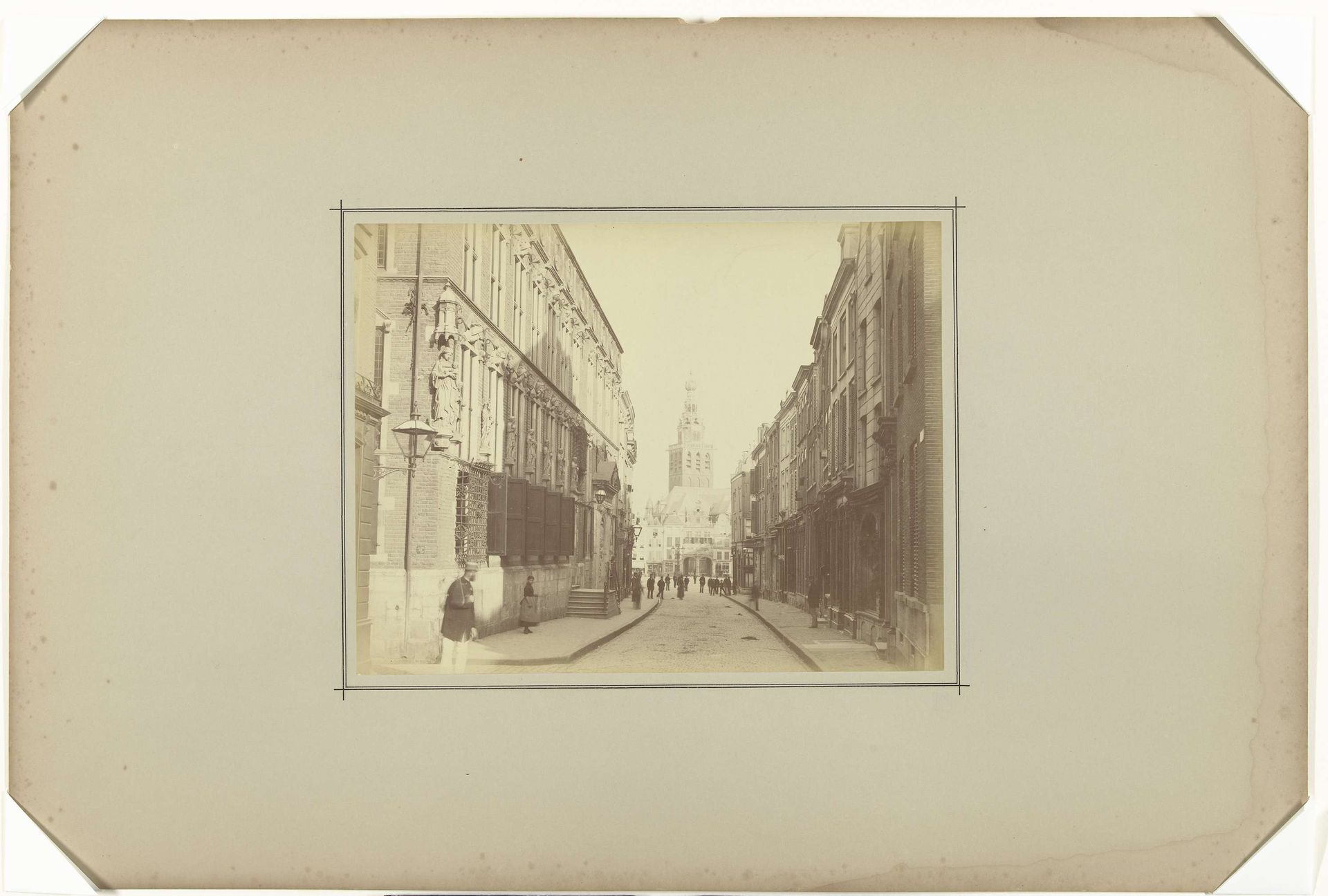 Burchtstraat in Nijmegen, met links het stadhuis en de Grote Markt en de St.-Stevenskerk op de achtergrond by Wilhelm Ivens