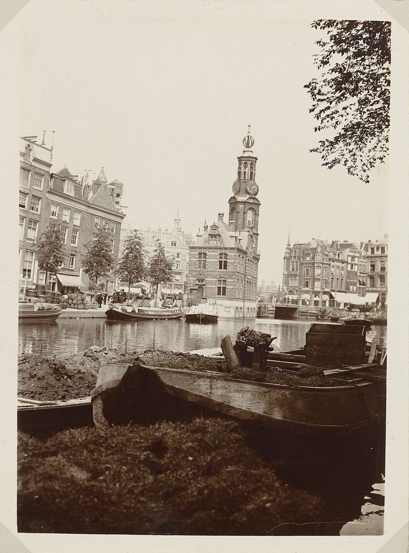 Munttoren, gezien vanaf de Bloemenmarkt by James Higson