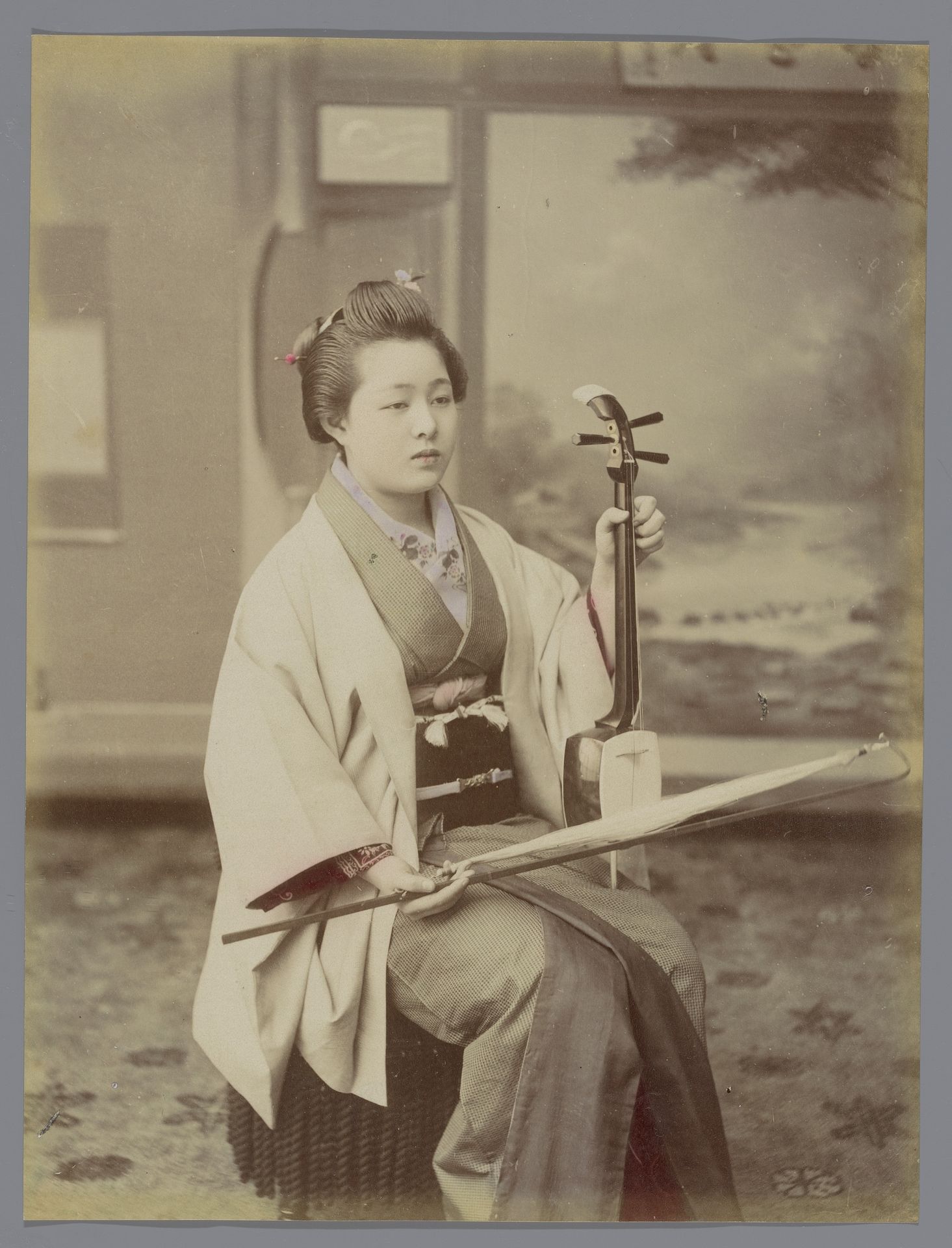 Portret van een onbekende Japanse vrouw met kokyū by Shin-E-Do